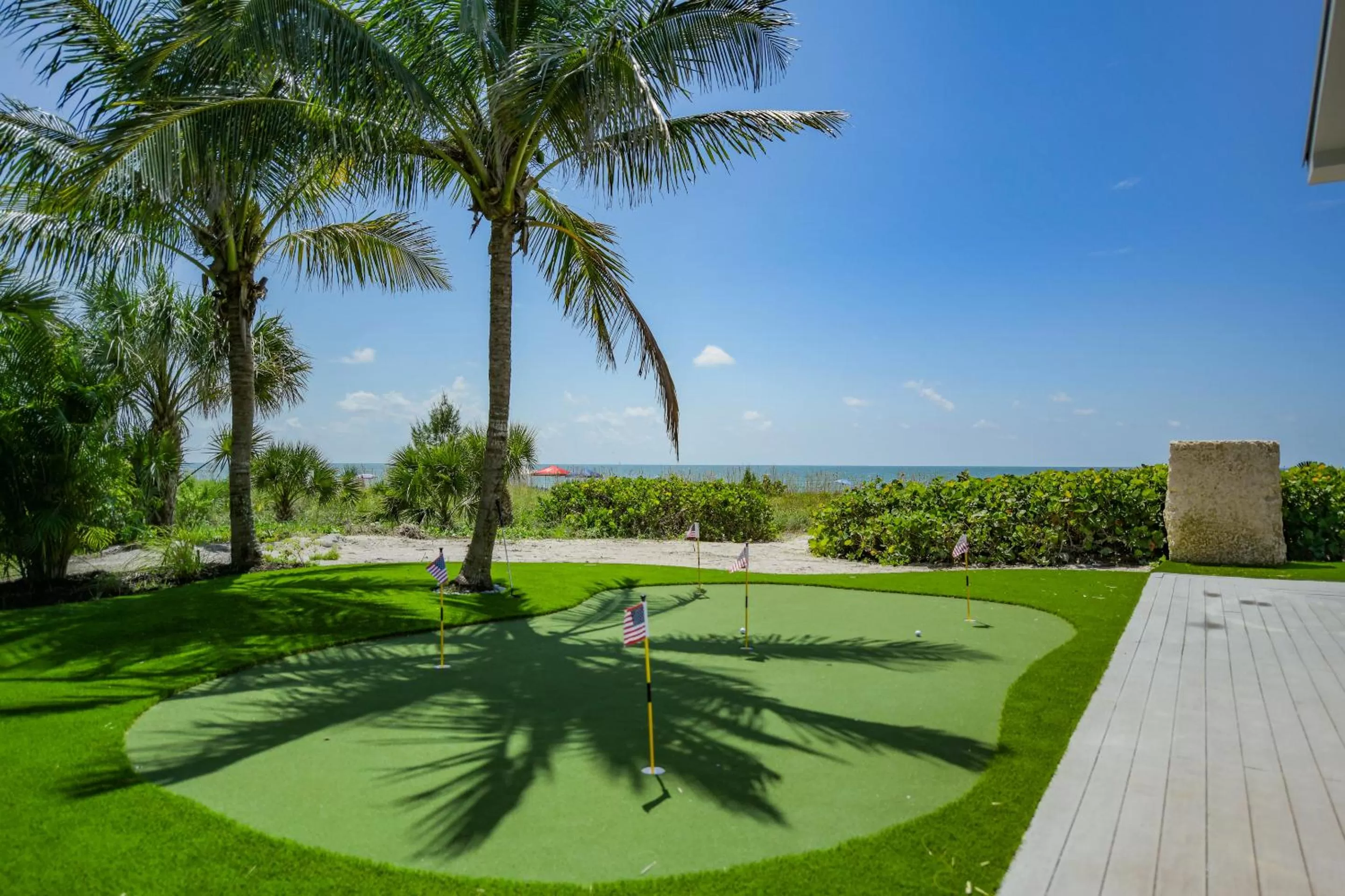 Minigolf in Casey Key Resorts - Beachfront