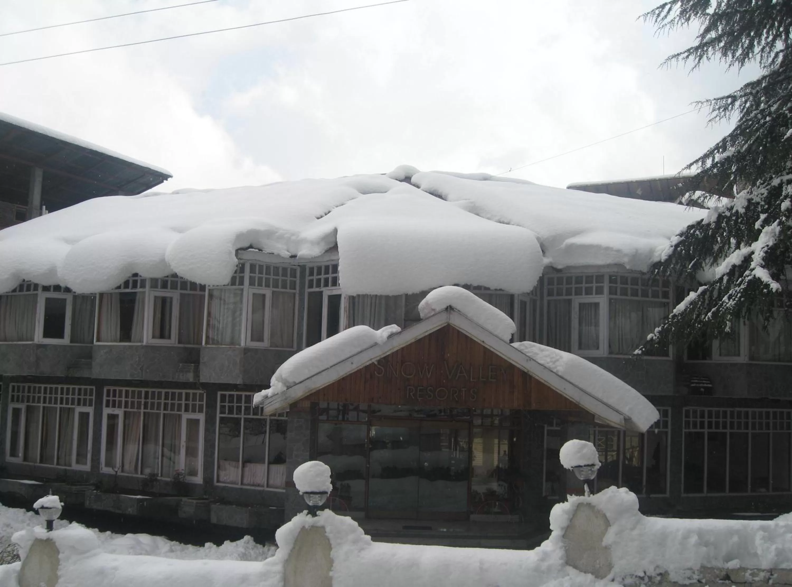 Property building, Winter in Snow Valley Resorts & Spa Manali