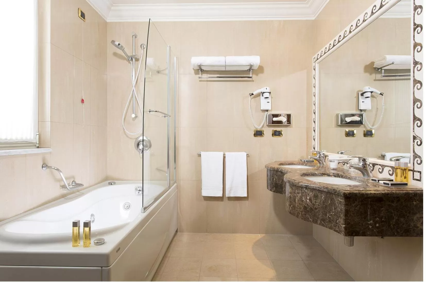 Bathroom in Grand Hotel Vanvitelli