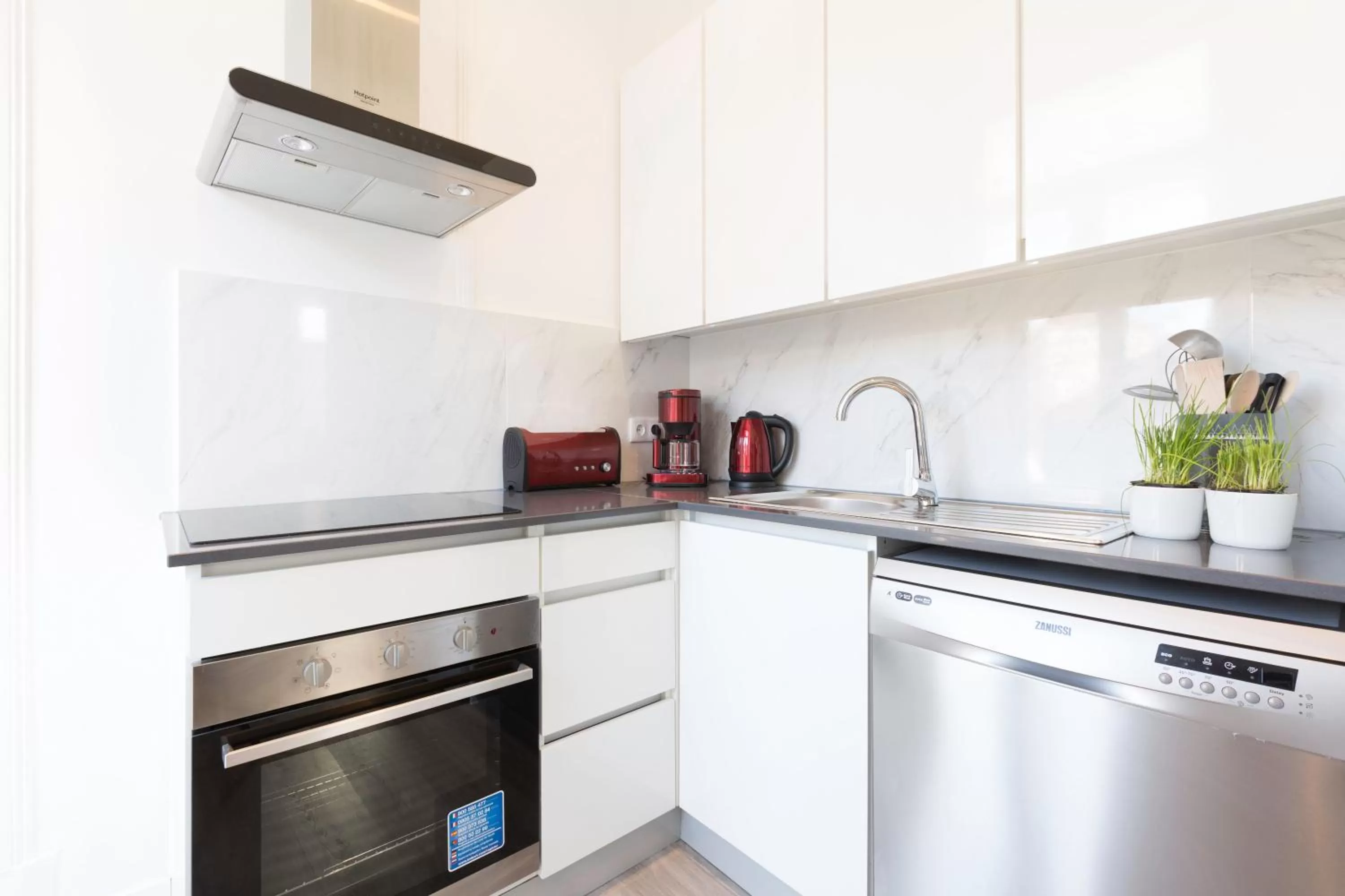 Communal kitchen, Kitchen/Kitchenette in The Hygge Lisbon Suites - Estrela