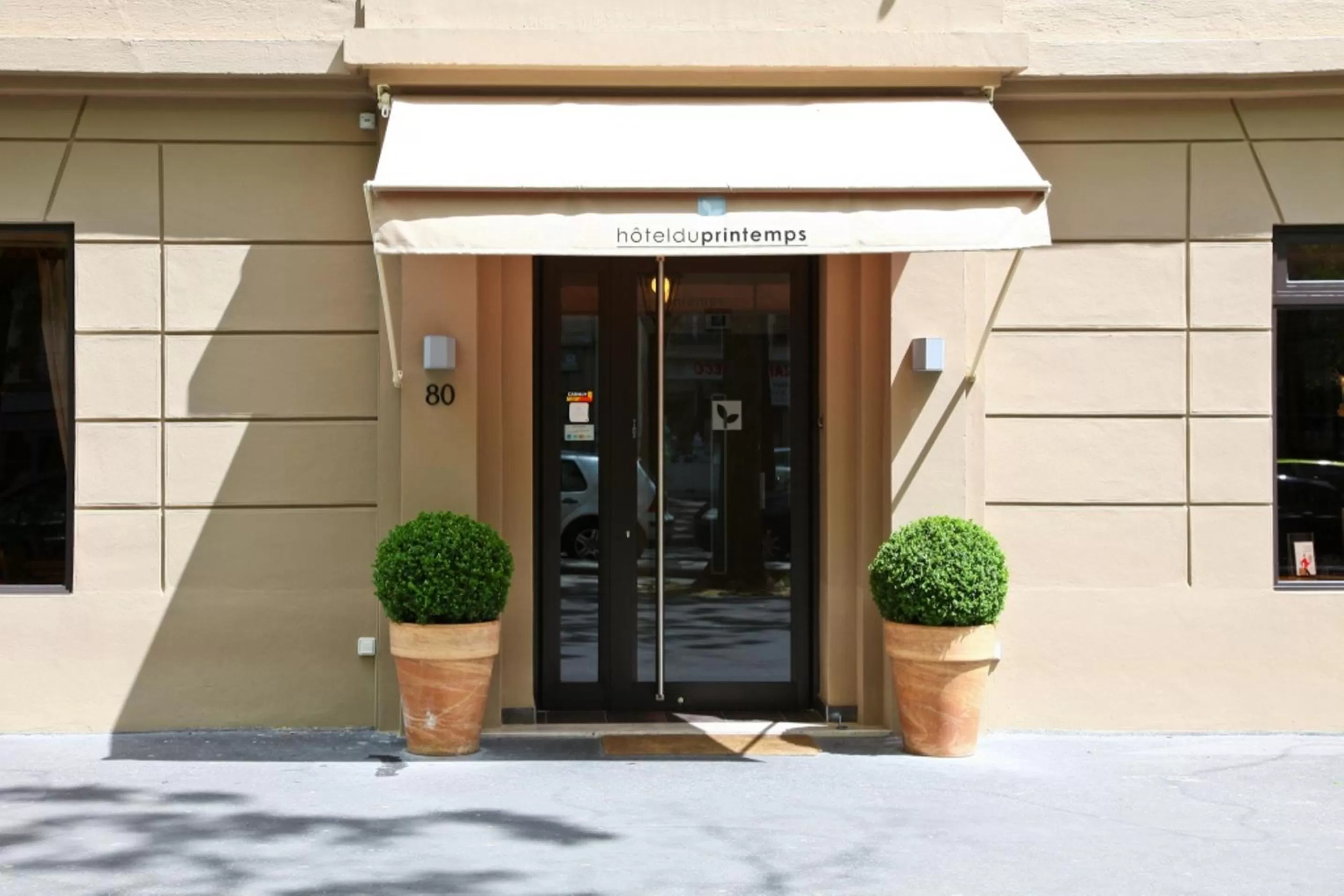 Facade/entrance in Hôtel Du Printemps