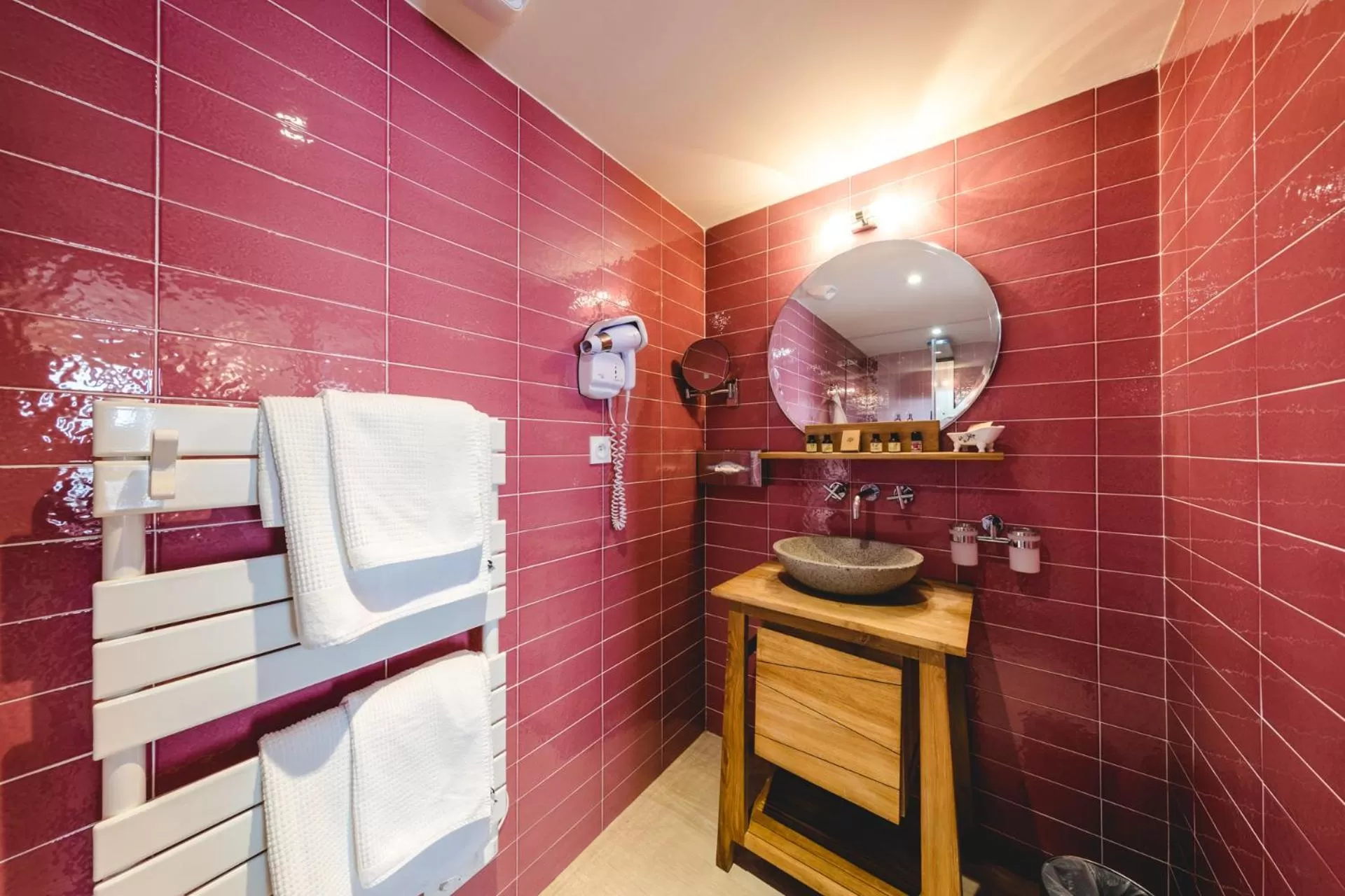 Shower, Bathroom in Le Petit Palais D'Aglae