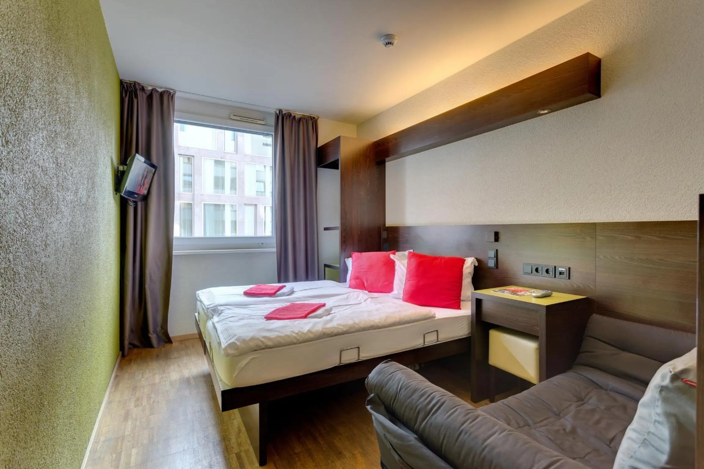 Bedroom, Bed in MEININGER Hotel Berlin Hauptbahnhof