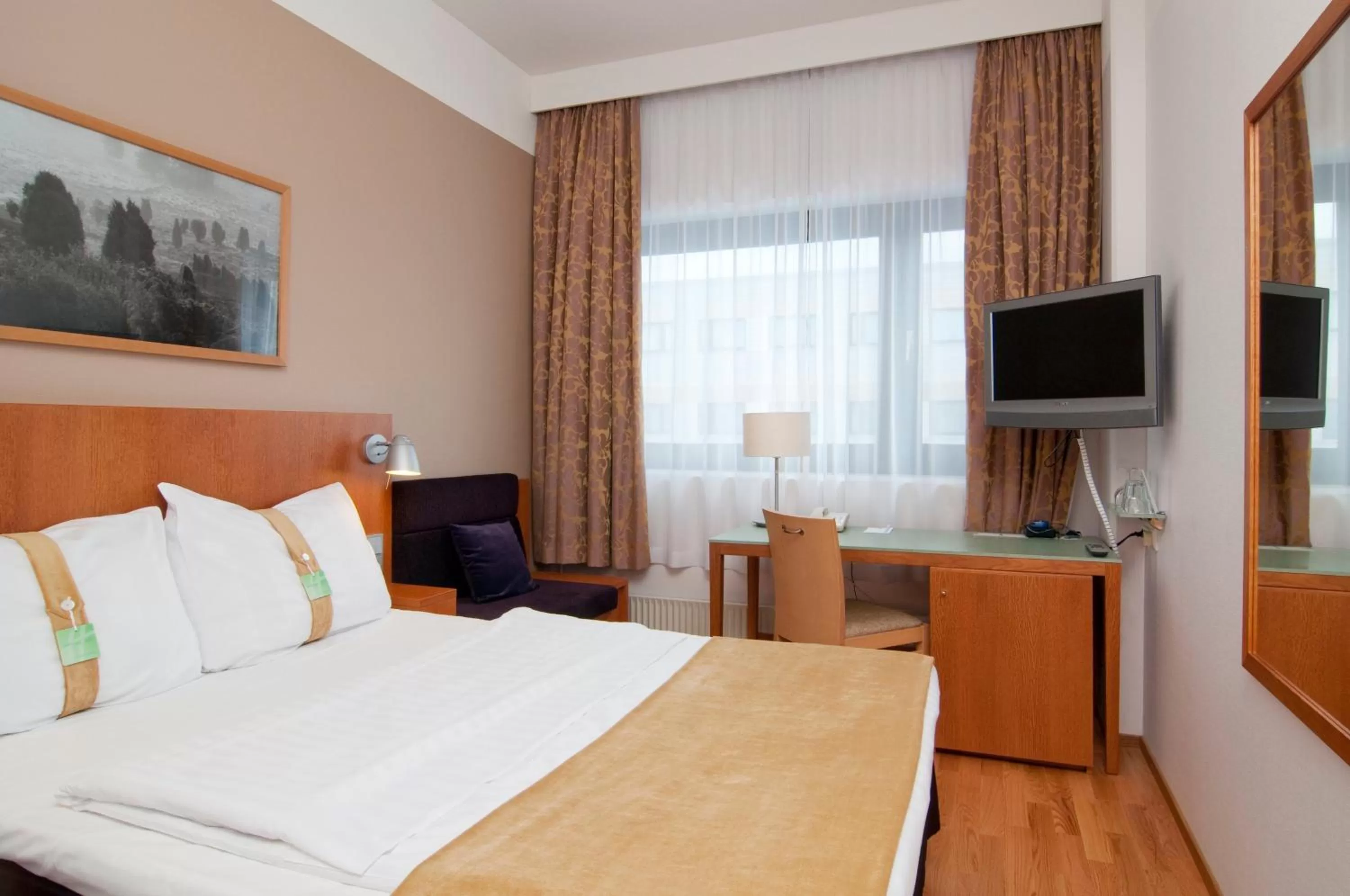 Photo of the whole room, Bed in Holiday Inn Helsinki-Vantaa Airport by IHG
