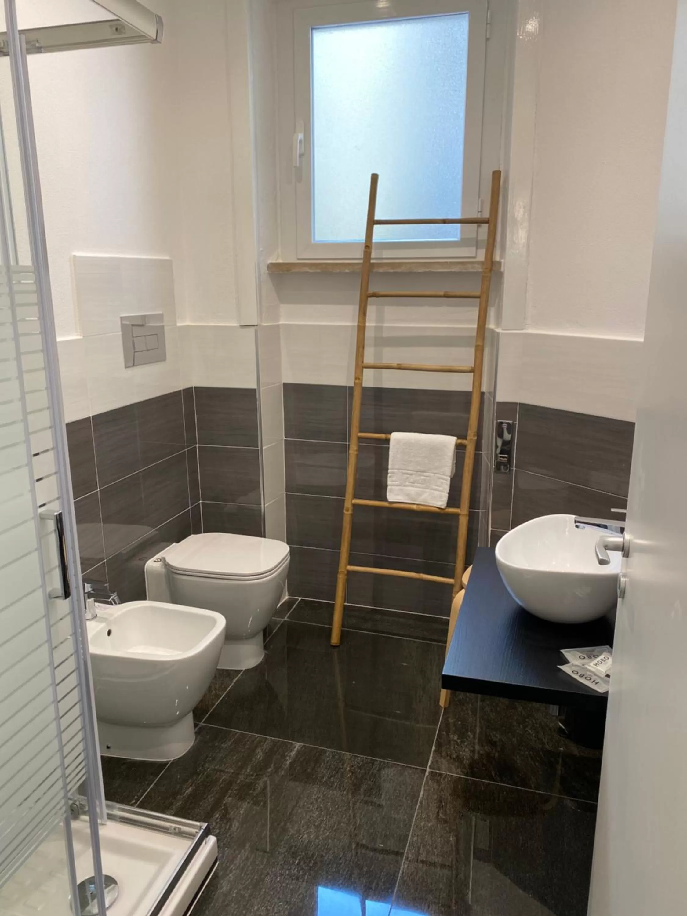 Bathroom in Hall inn B&B in Chiostro