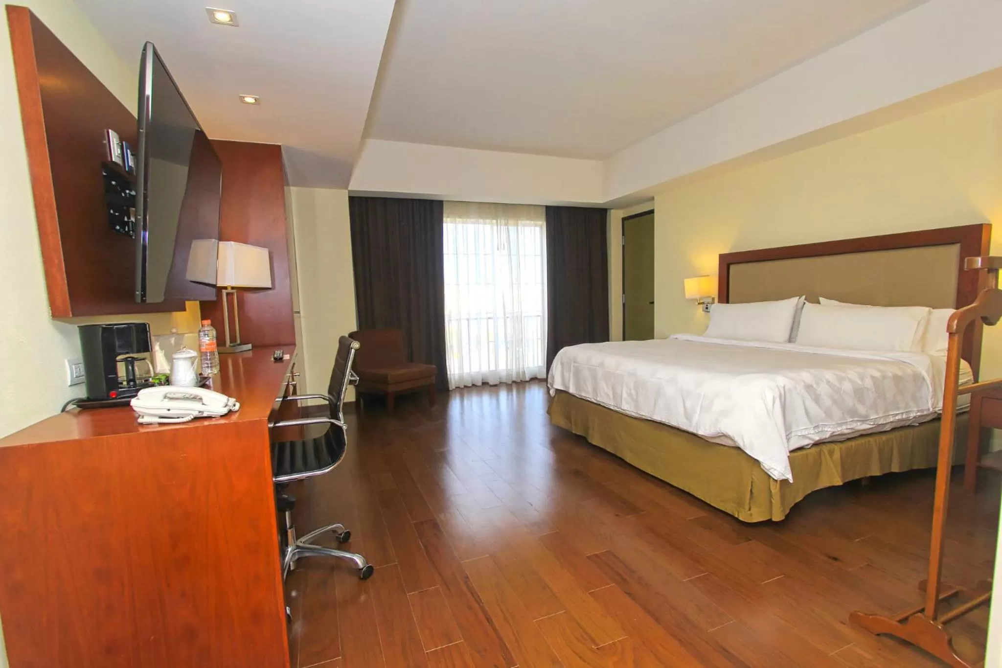 Photo of the whole room, Bed in Holiday Inn Leon by IHG