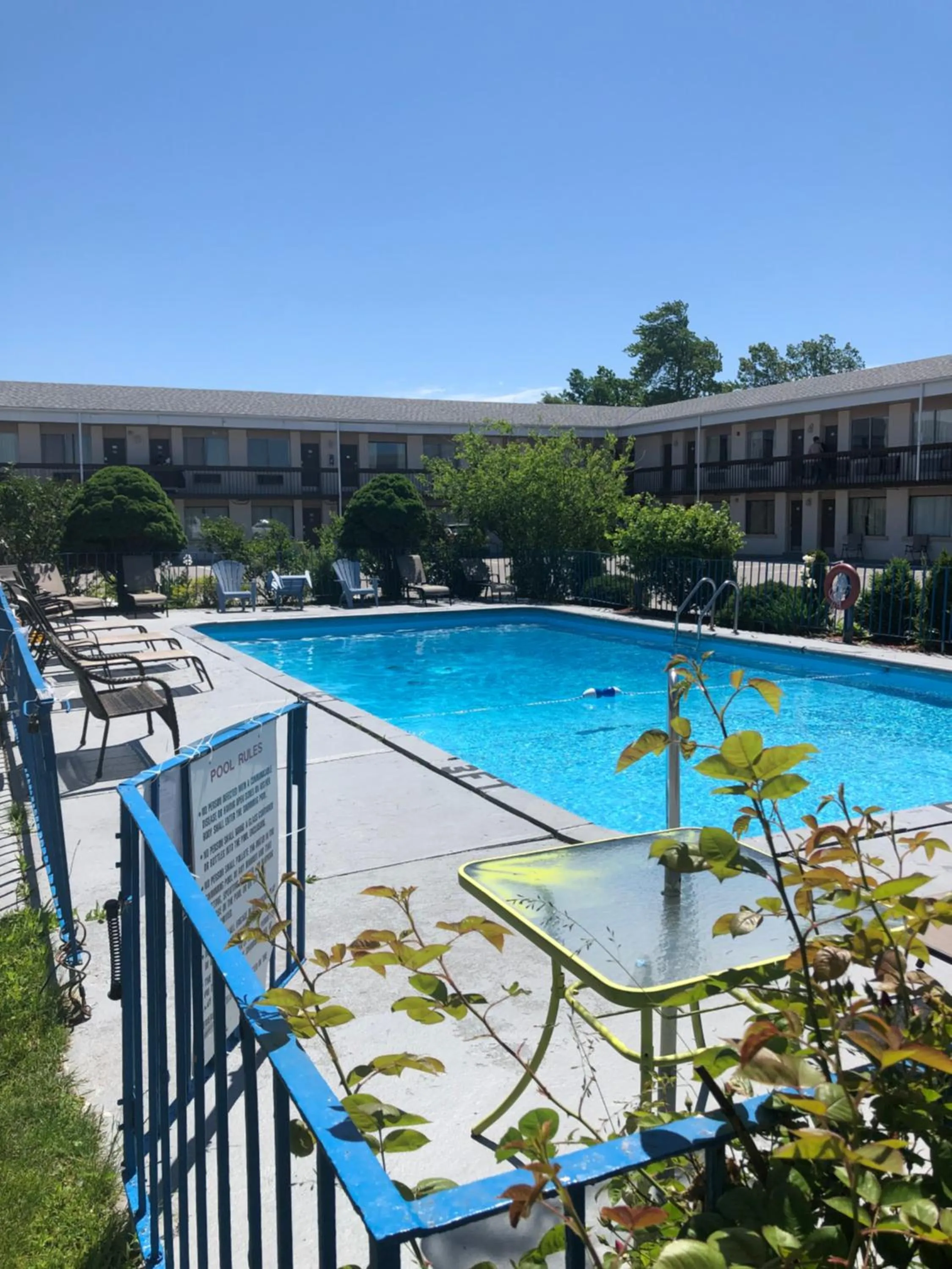 Swimming pool in Niagara Lodge & Suites
