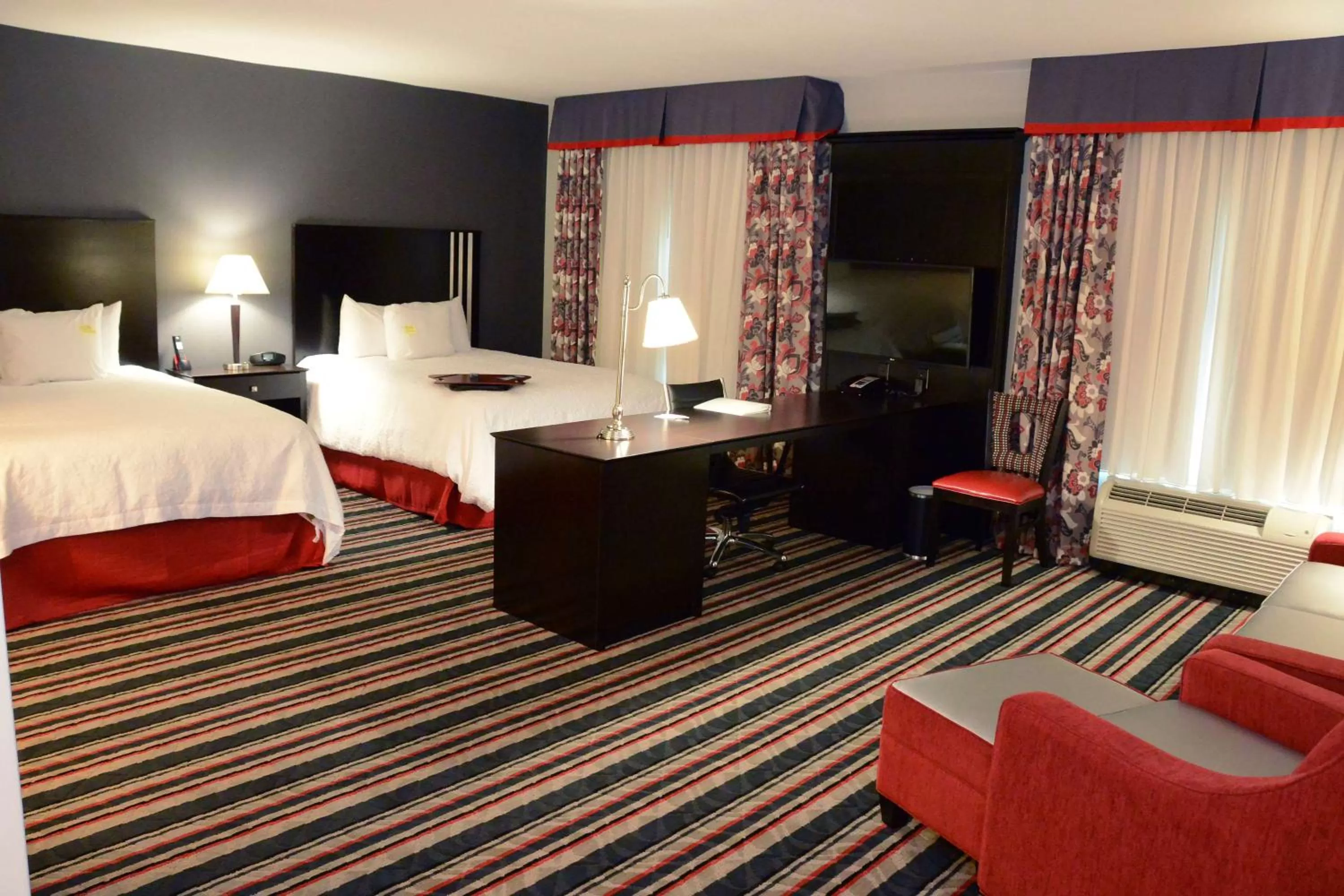 Bedroom, Bed in Hampton Inn & Suites Albany at Albany Mall