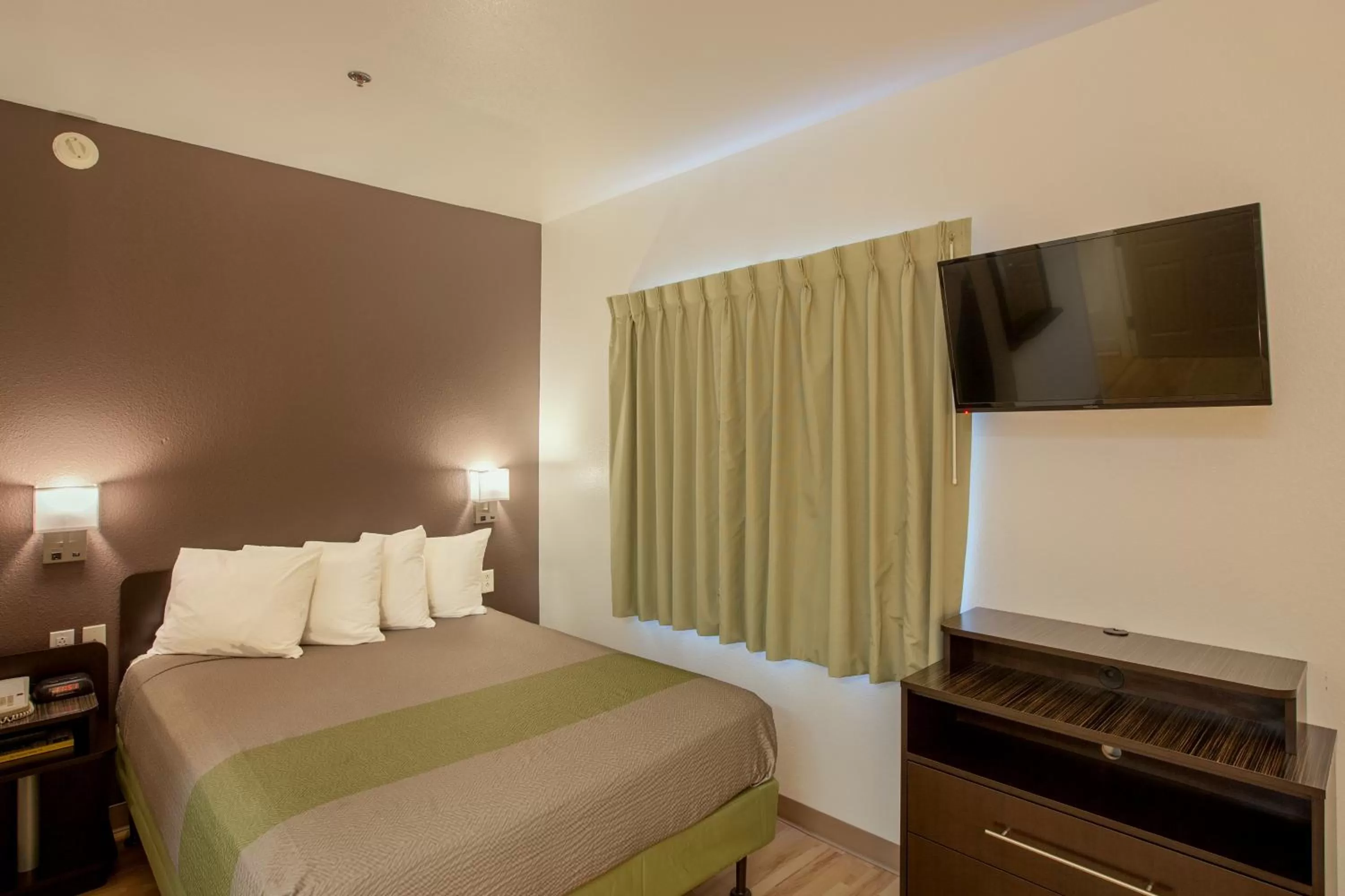 Photo of the whole room, Bed in Studio 6-Mcallen, TX