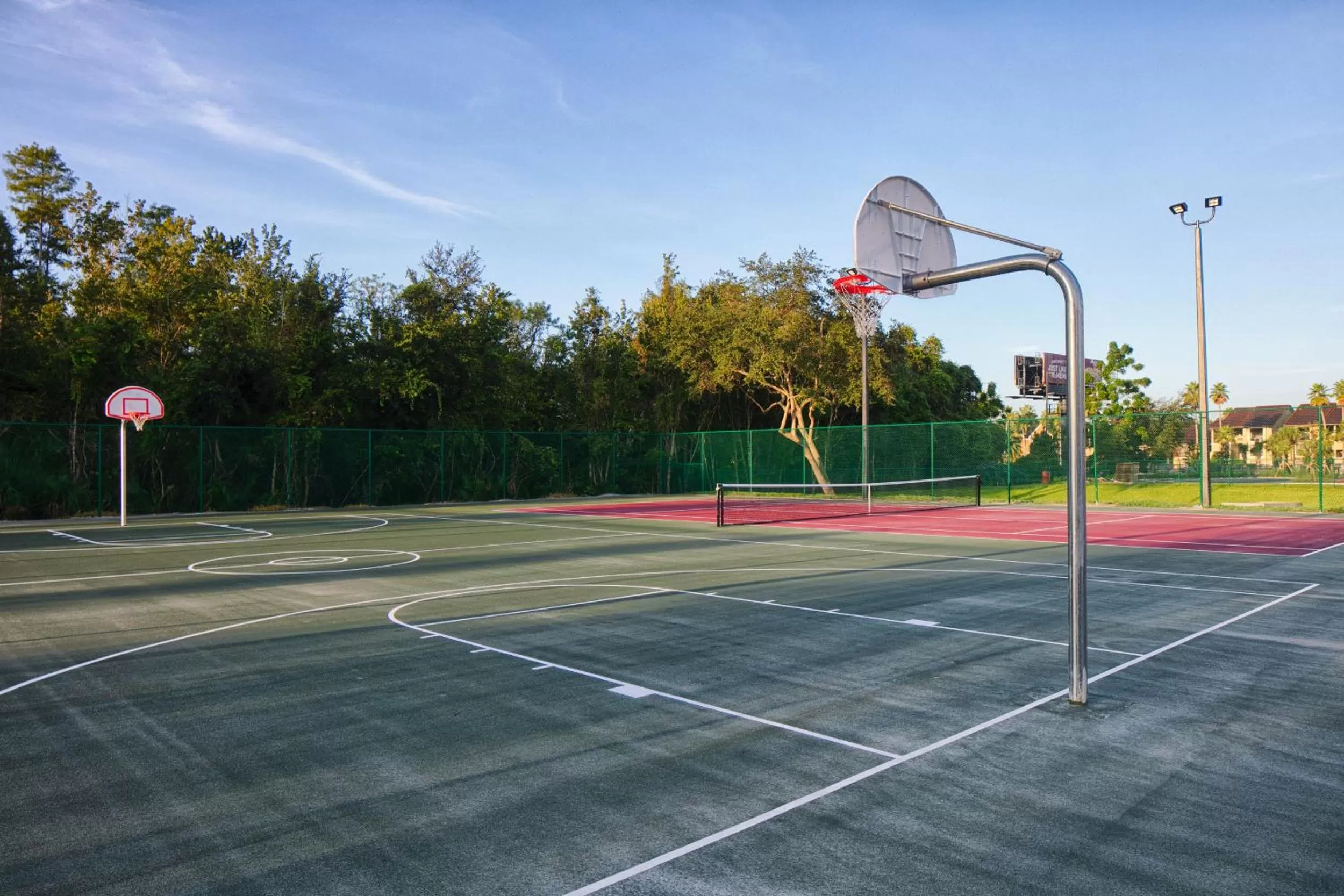Tennis court in Red Lion Hotel Orlando Lake Buena Vista South- Near Disney