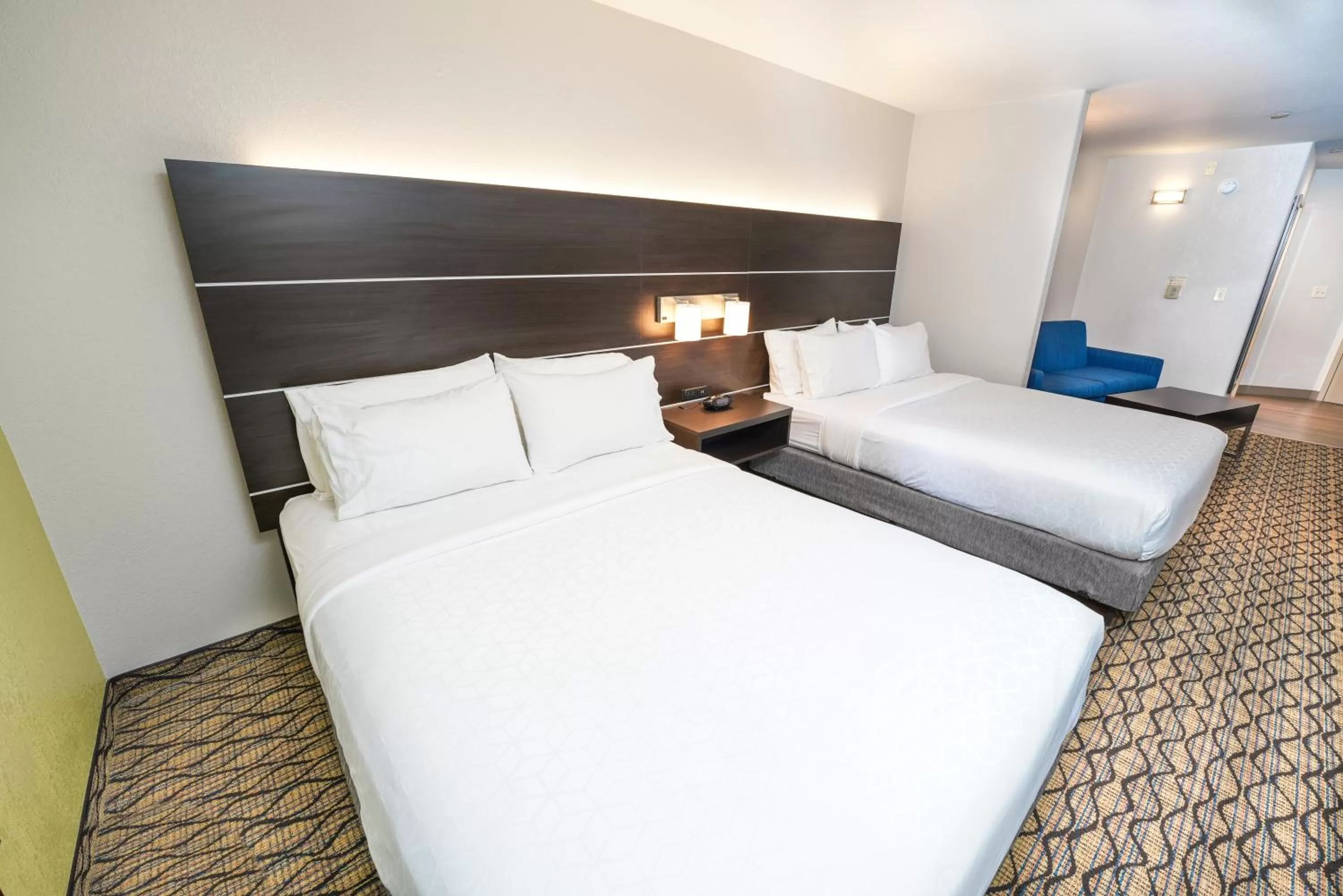 Photo of the whole room, Bed in Holiday Inn Express and Suites Springfield Medical District by IHG