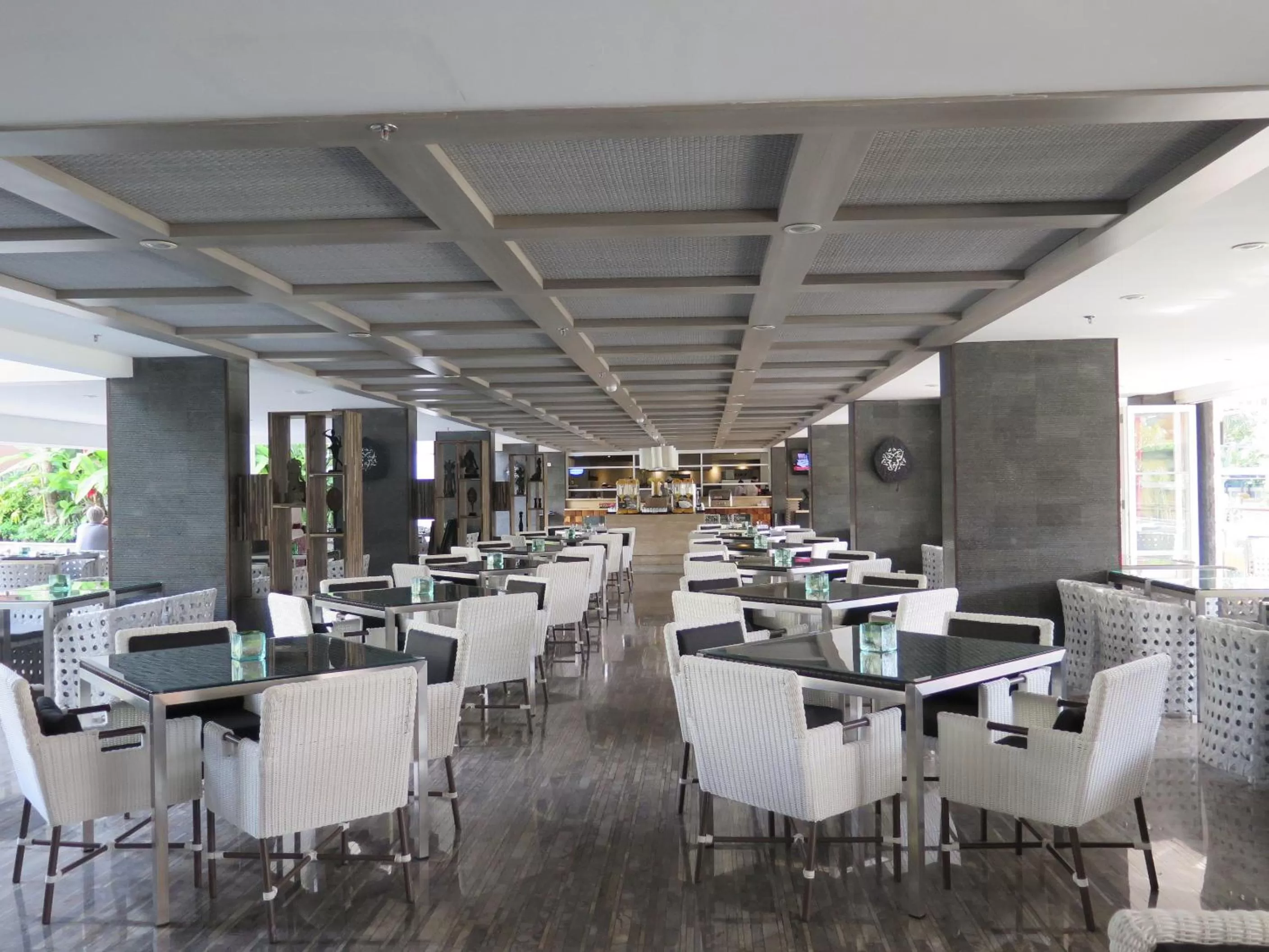 Restaurant/Places to Eat in Swiss-Belresort Watu Jimbar