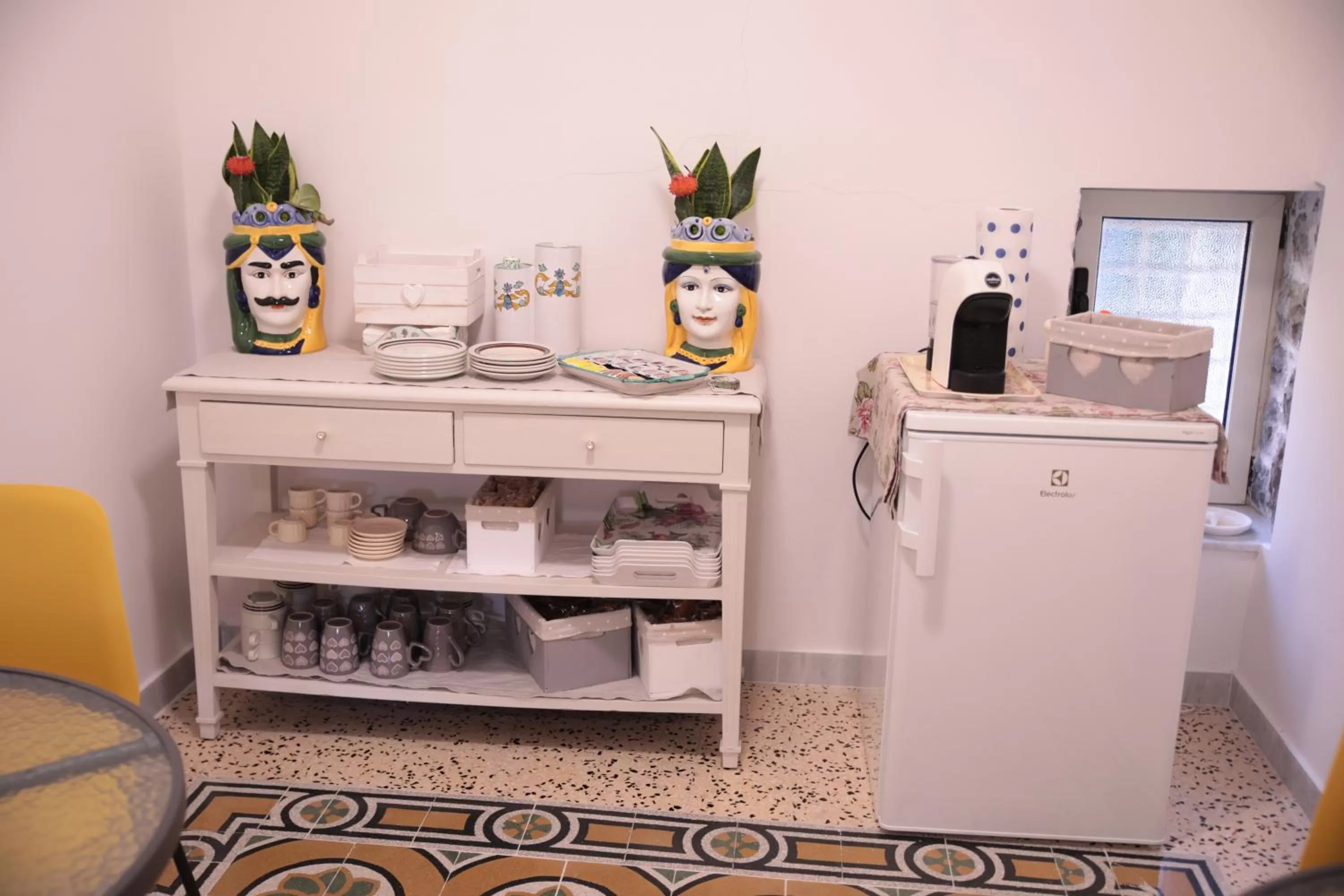 Communal lounge/ TV room in Palazzo Caracciolo del Sole