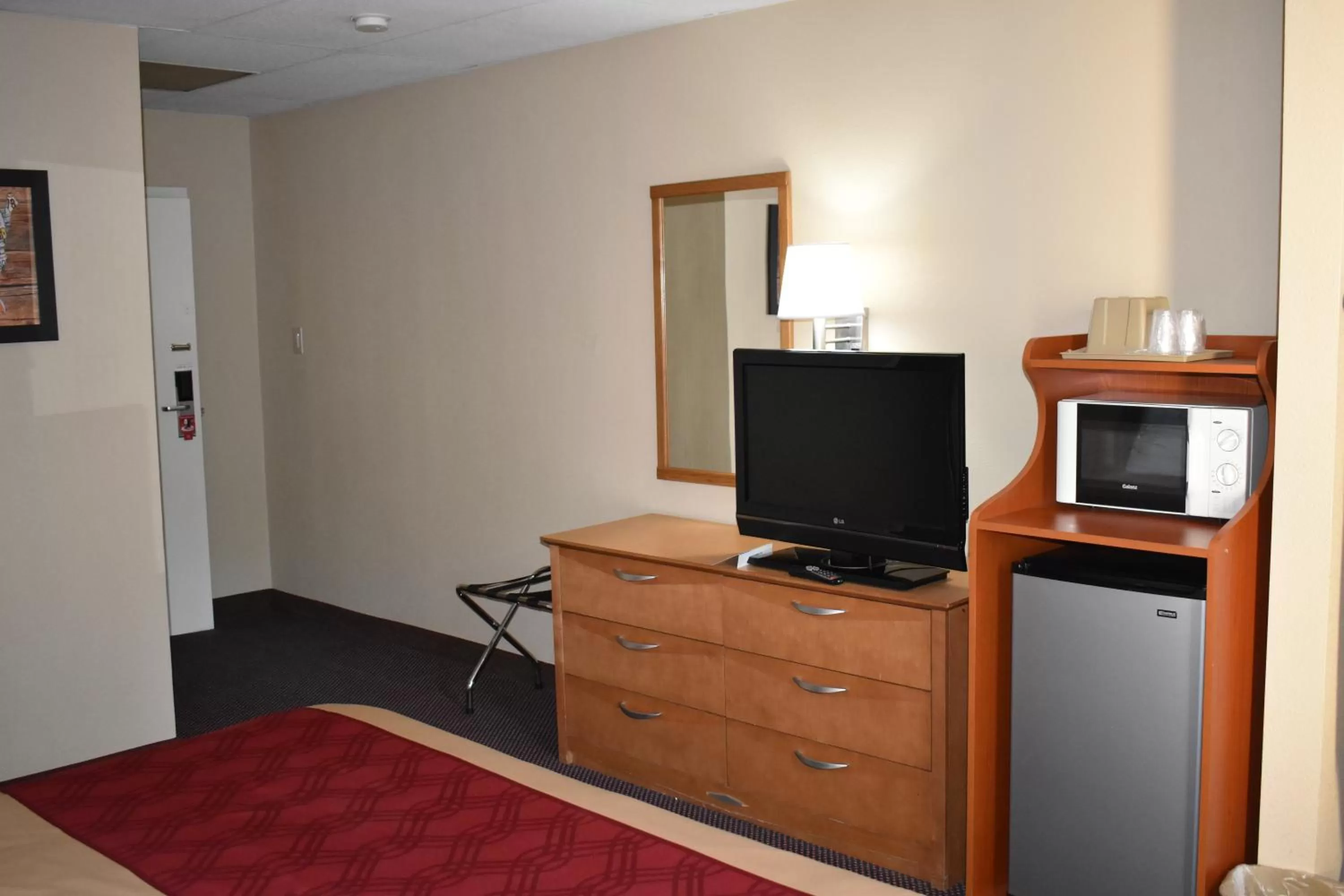 Bedroom, TV/Entertainment Center in Bridge Views Inn Stroudsburg