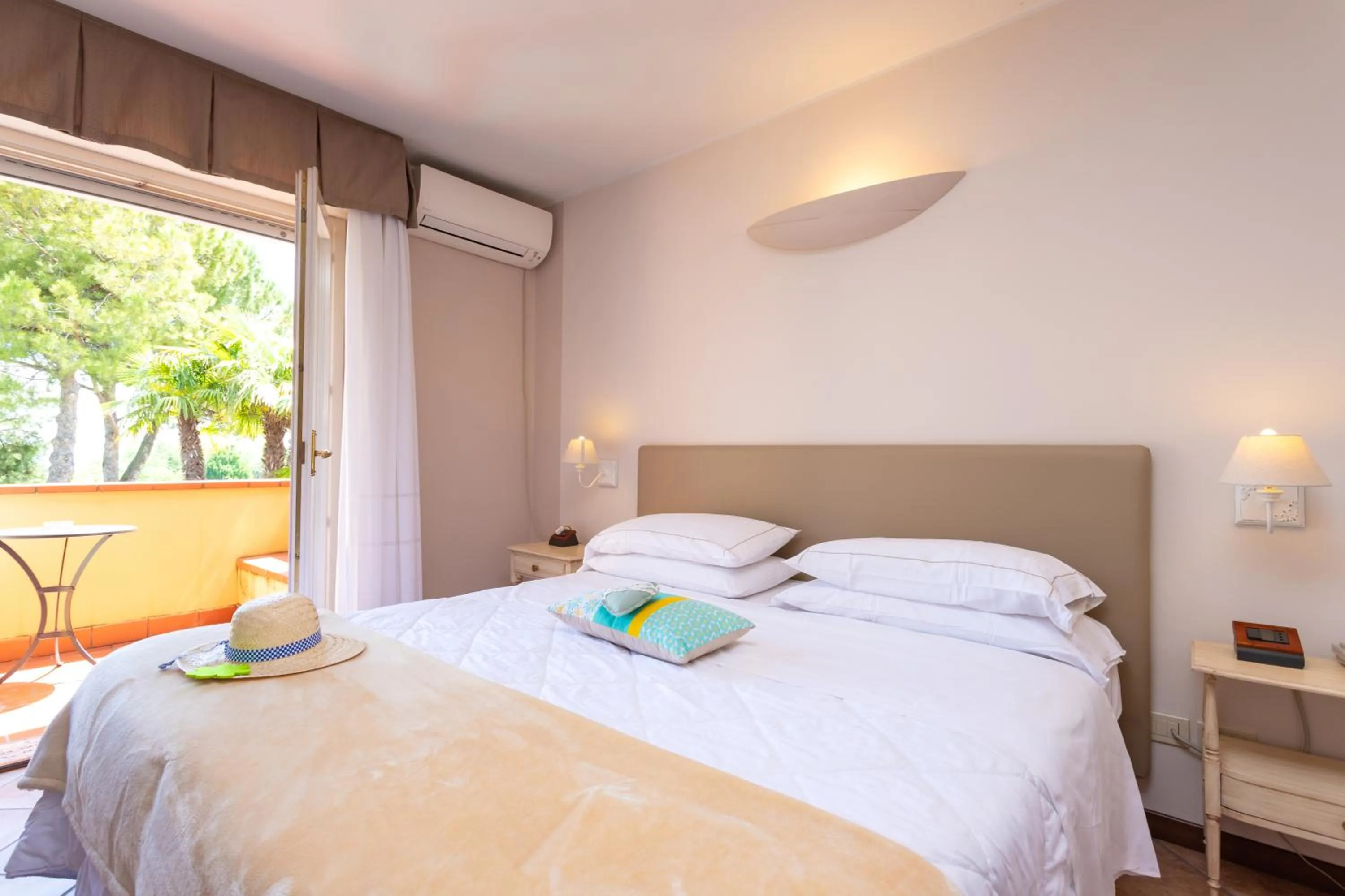 Bedroom, Bed in West Garda Hotel