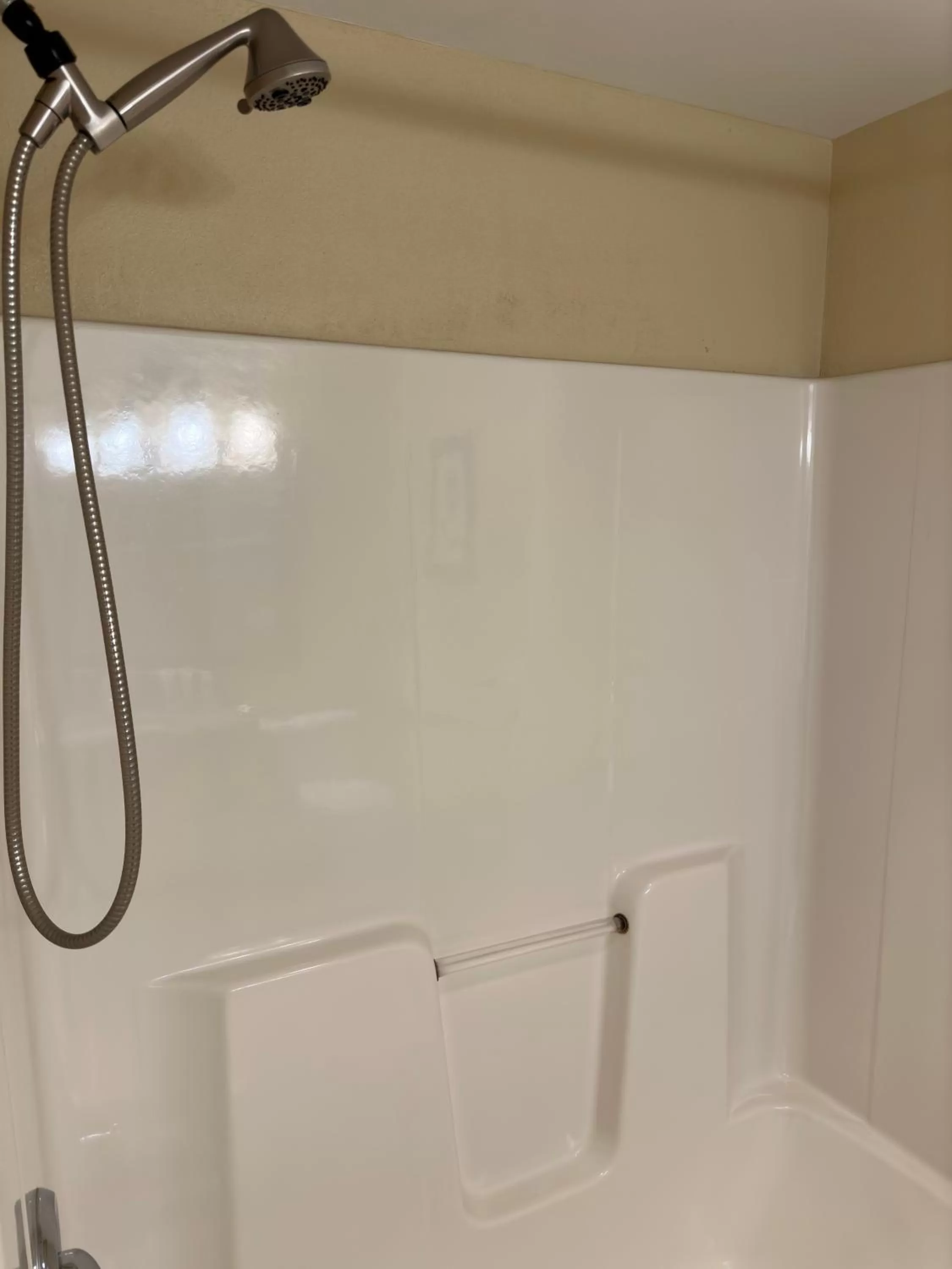 Bath in Country Inn & Suites by Radisson, Macedonia, OH