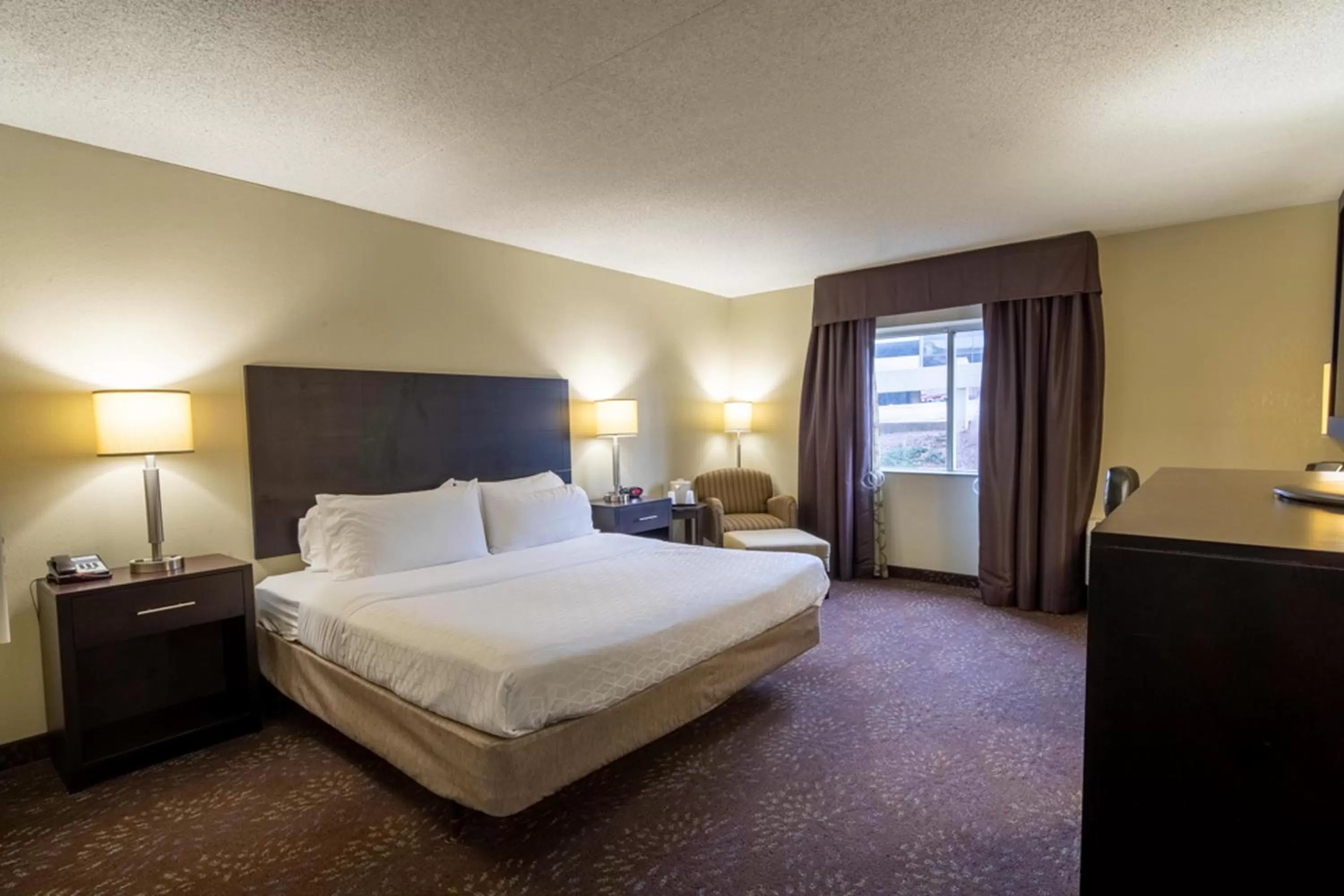Property building, Bed in Holiday Inn Express Hotel & Suites Pittsburgh Airport by IHG