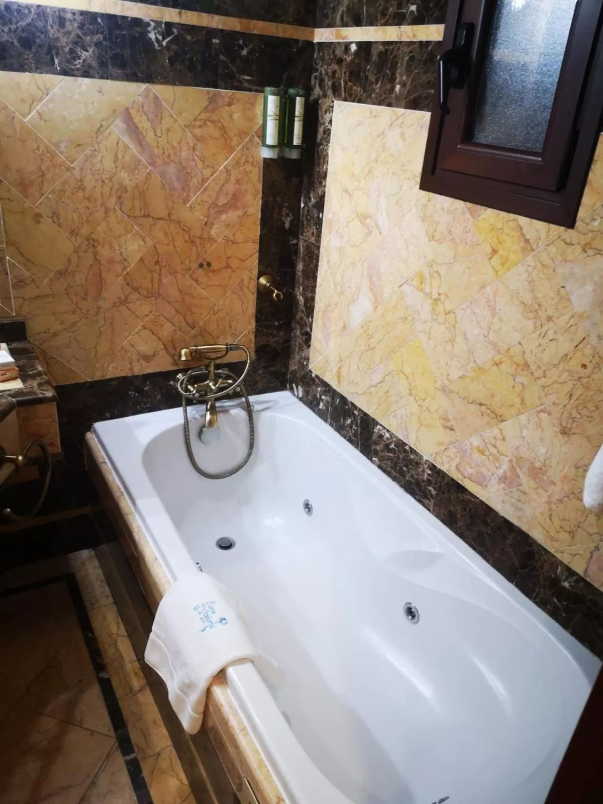 Hot Tub in La Llave de la Judería Hotel Boutique