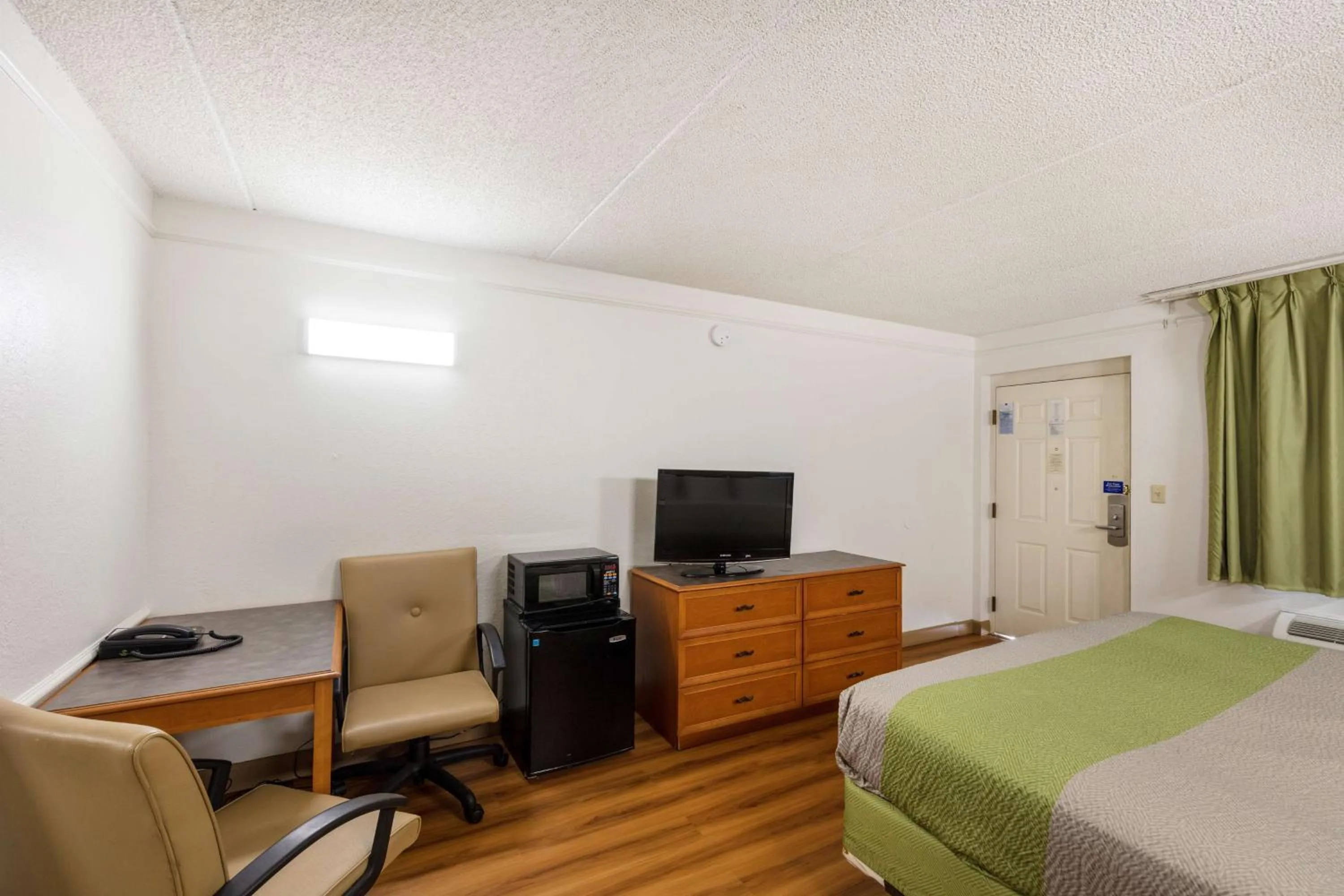 Photo of the whole room, Bed in Motel 6-Knoxville, TN