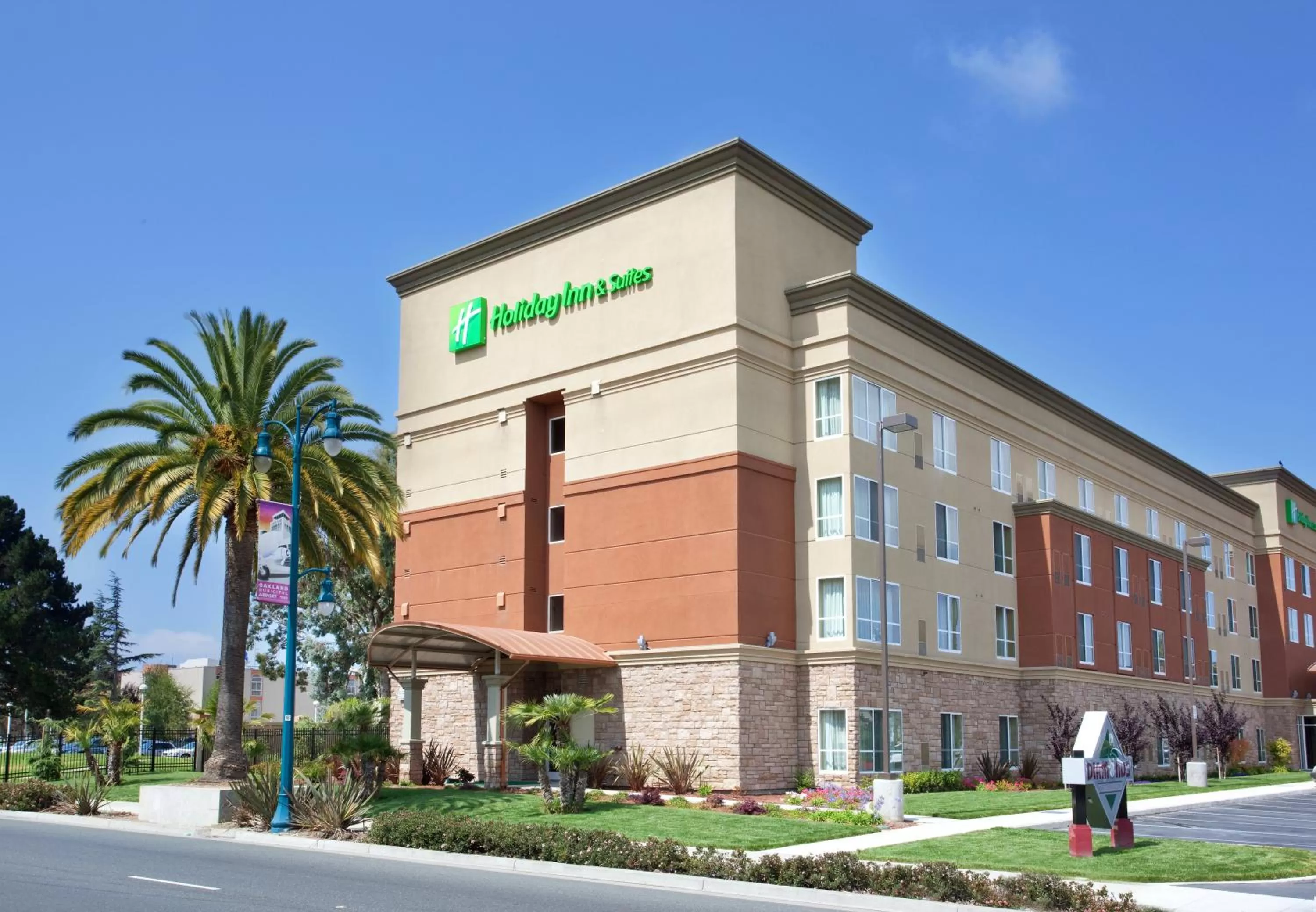 Property building in Holiday Inn Oakland Airport by IHG