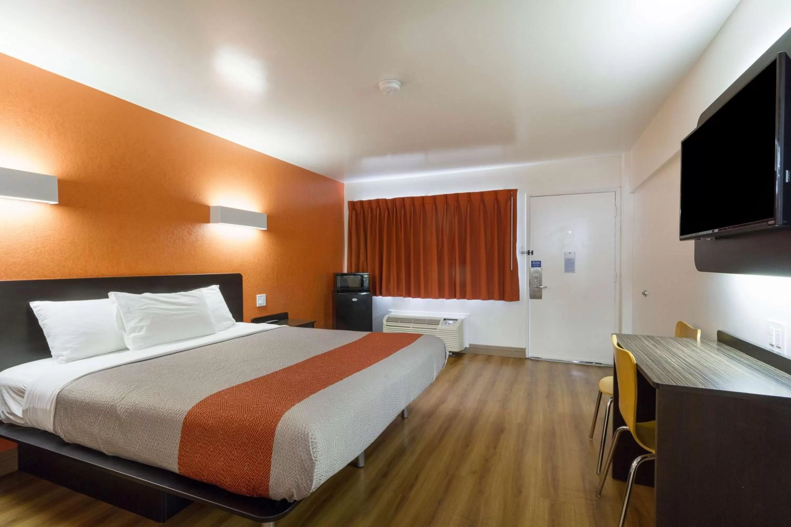 TV and multimedia, Bed in Motel 6-Claremont, CA