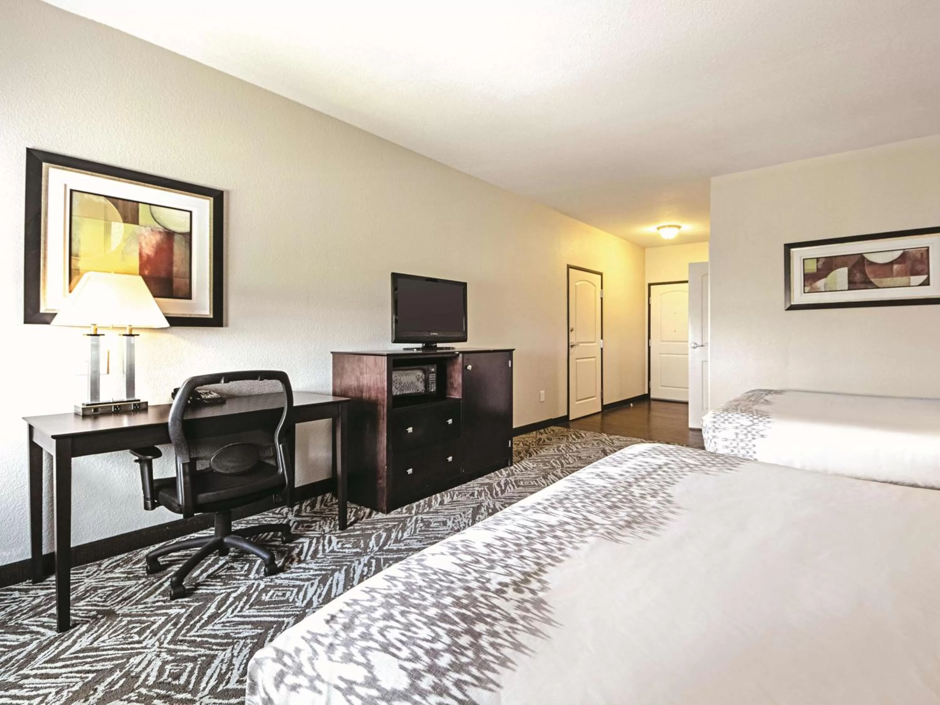 Photo of the whole room, Bed in La Quinta by Wyndham McKinney