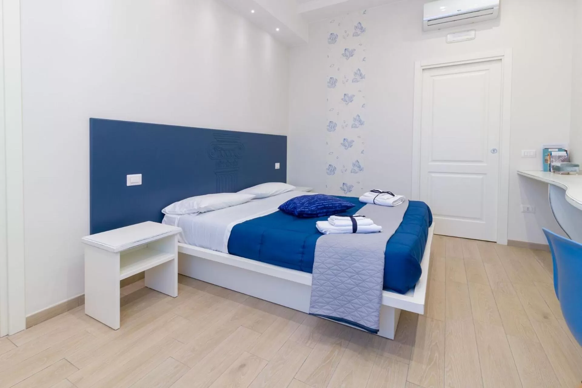 Photo of the whole room in Nolana '86