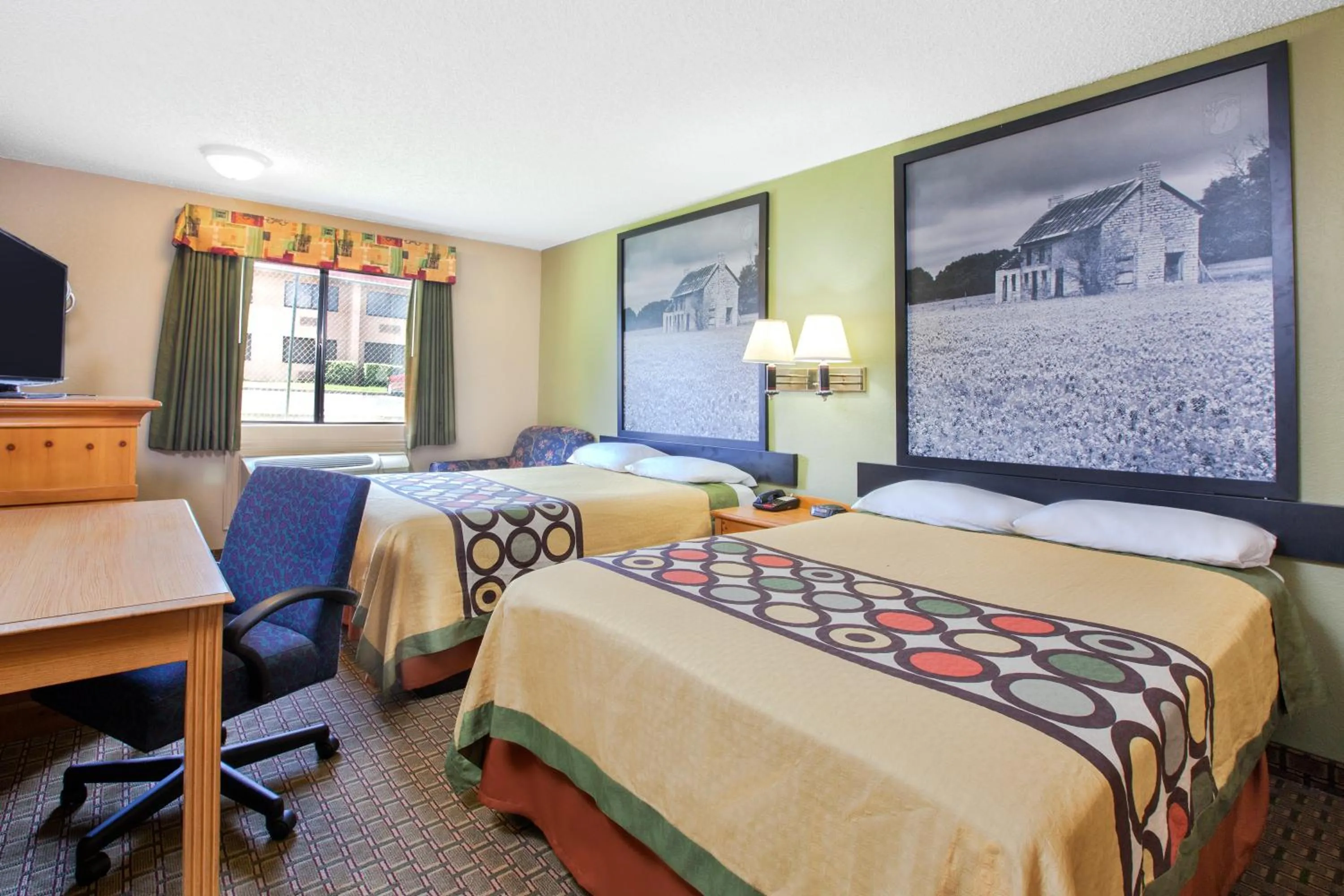 Photo of the whole room, Bed in Super 8 by Wyndham Sherman