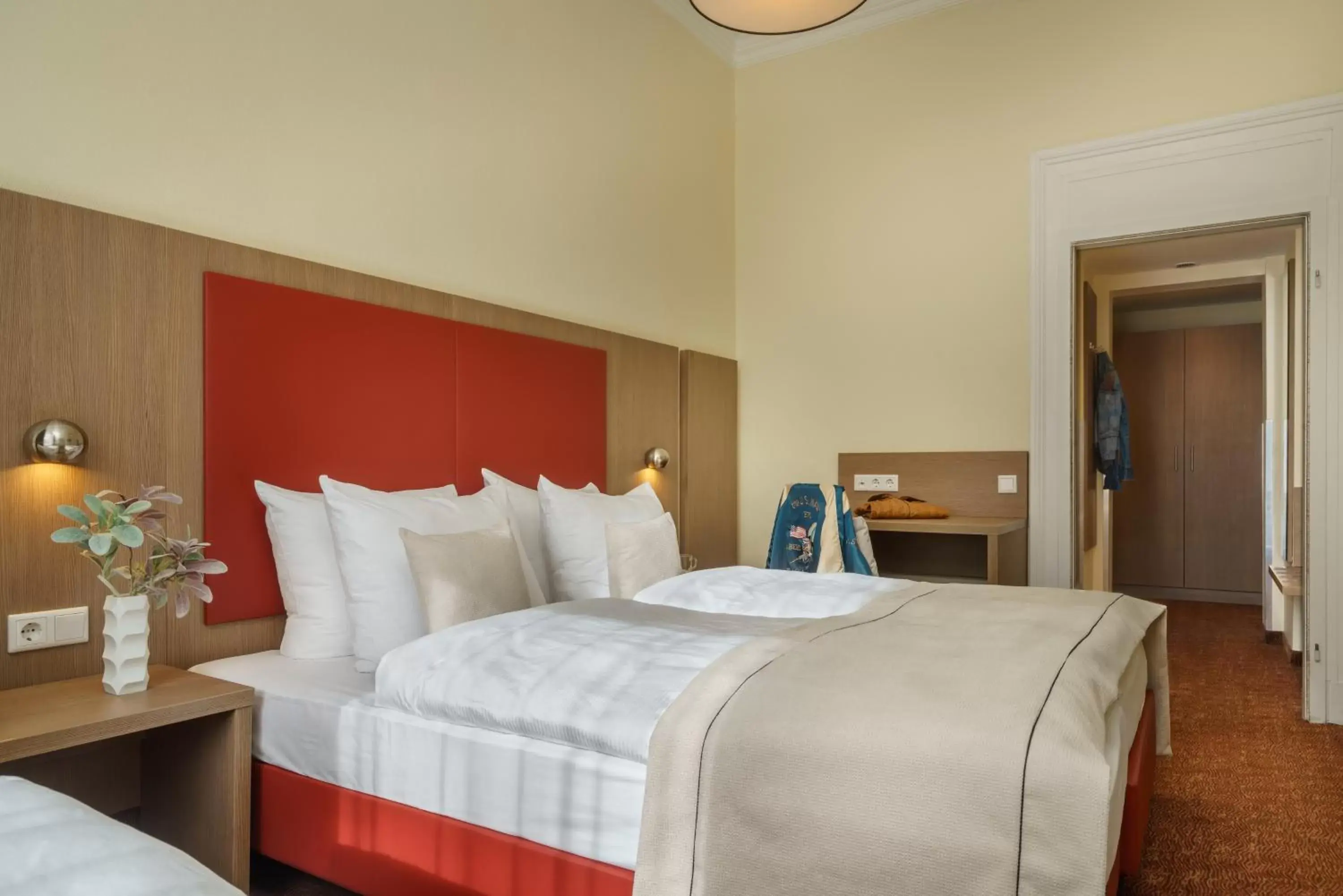 Family Room (4 Adults) in Novum Hotel Norddeutscher Hof Hamburg Family Room (4 Adults) in Novum Hotel Norddeutscher Hof Hamburg