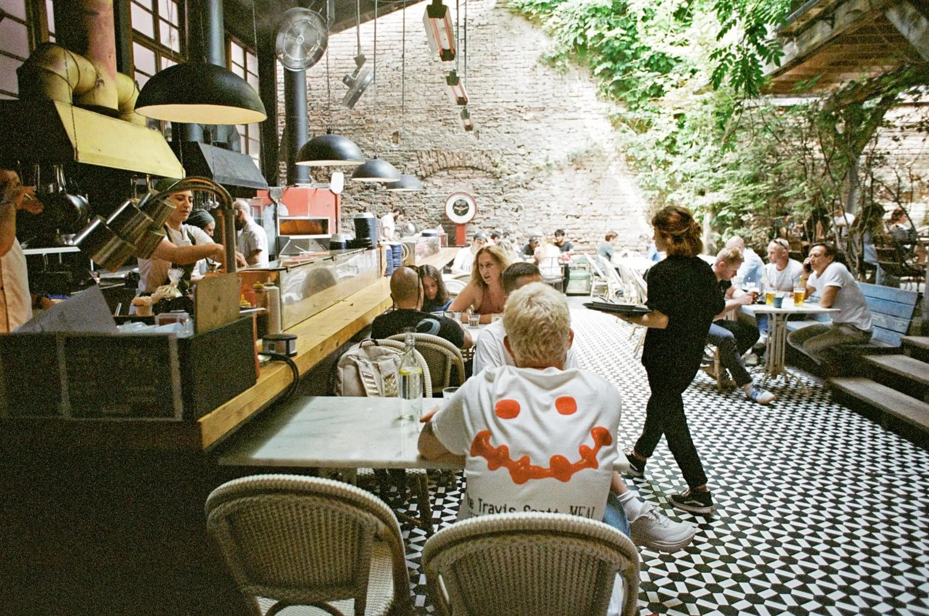 Restaurant/places to eat in Blueberry Nights