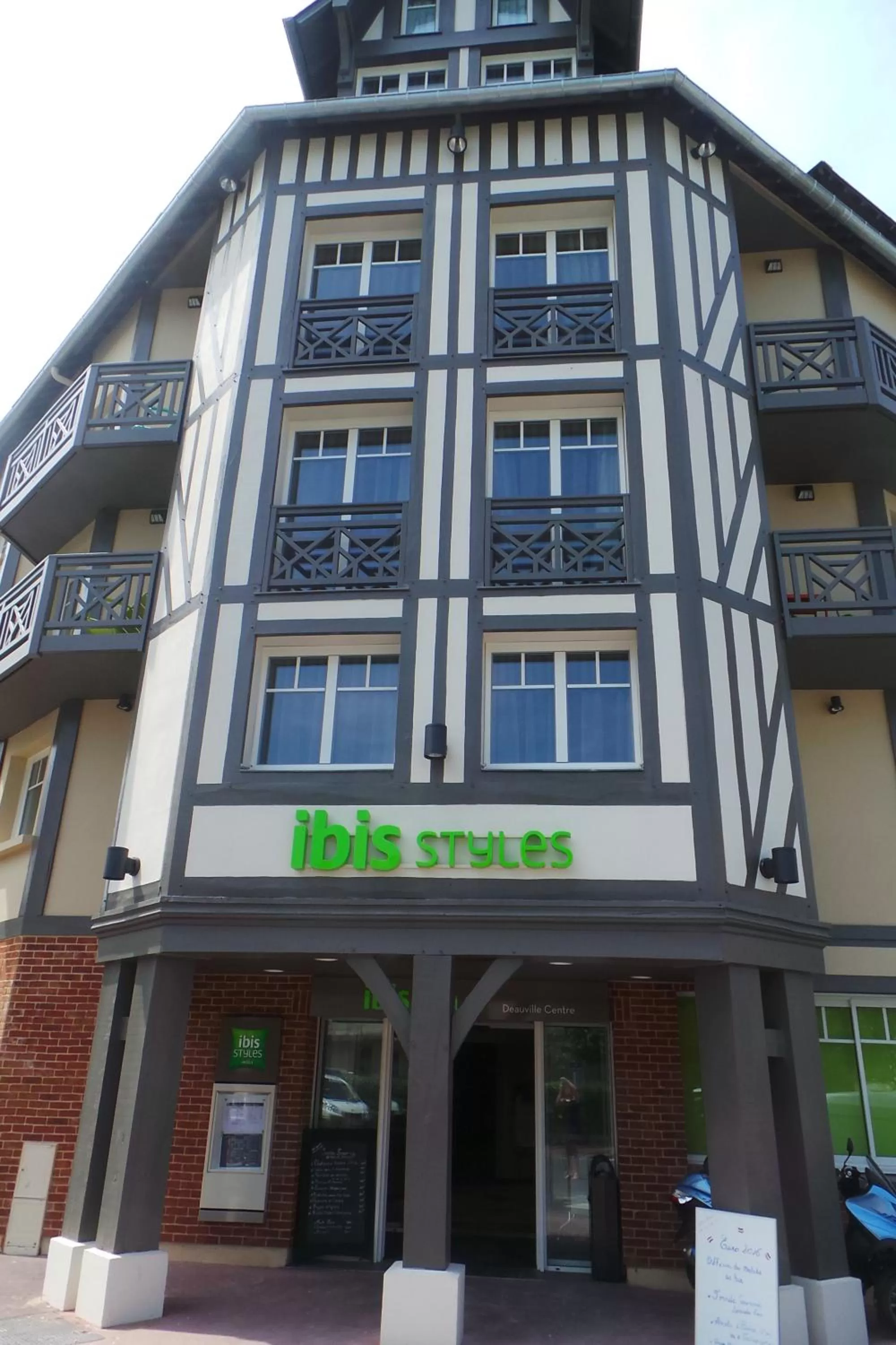 Facade/entrance in ibis Styles Deauville Centre