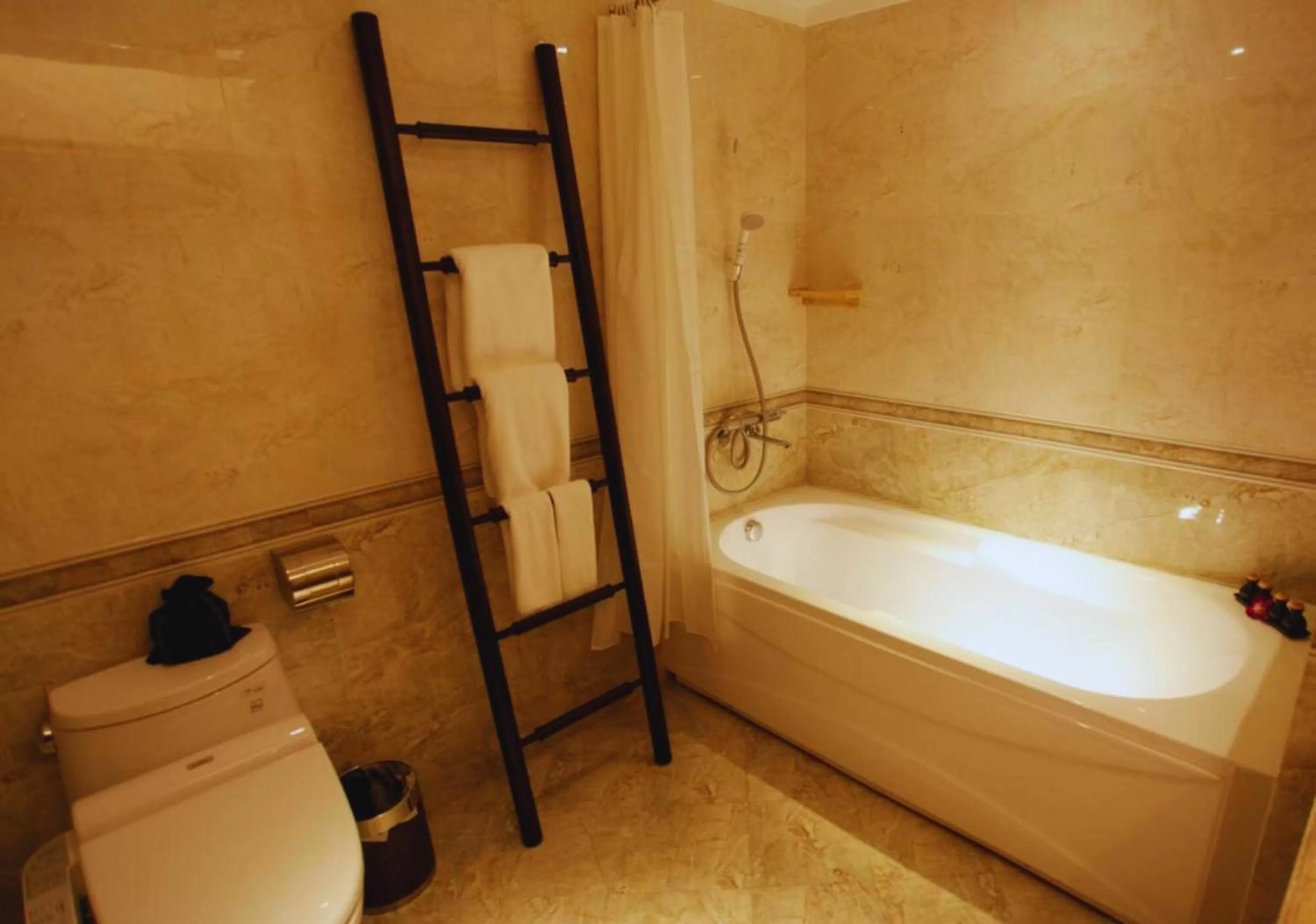 Shower in Hotel Emerald Waters Classy