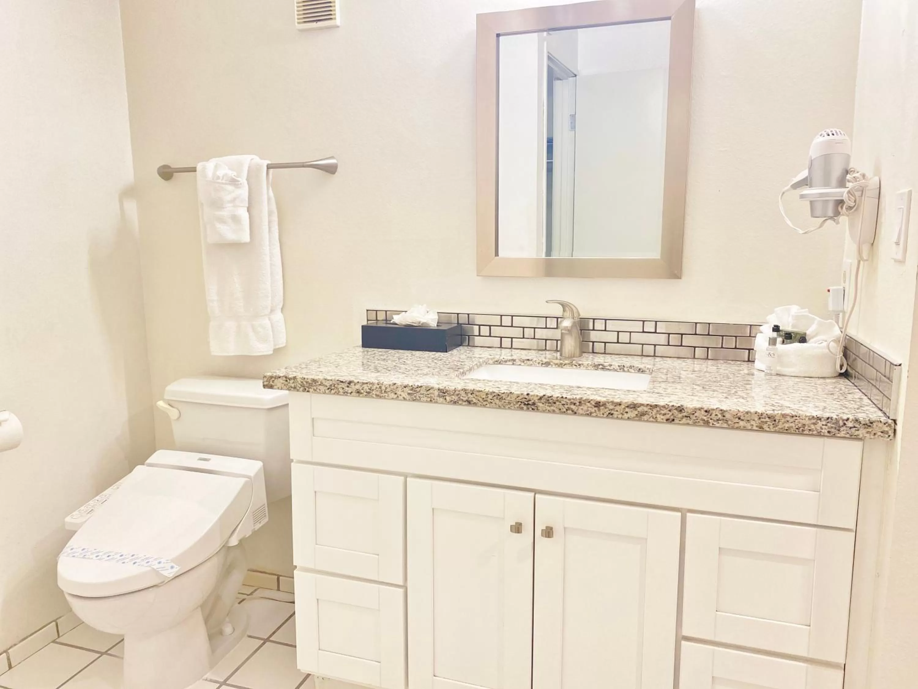 Bathroom in Redac Gateway Hotel Torrance