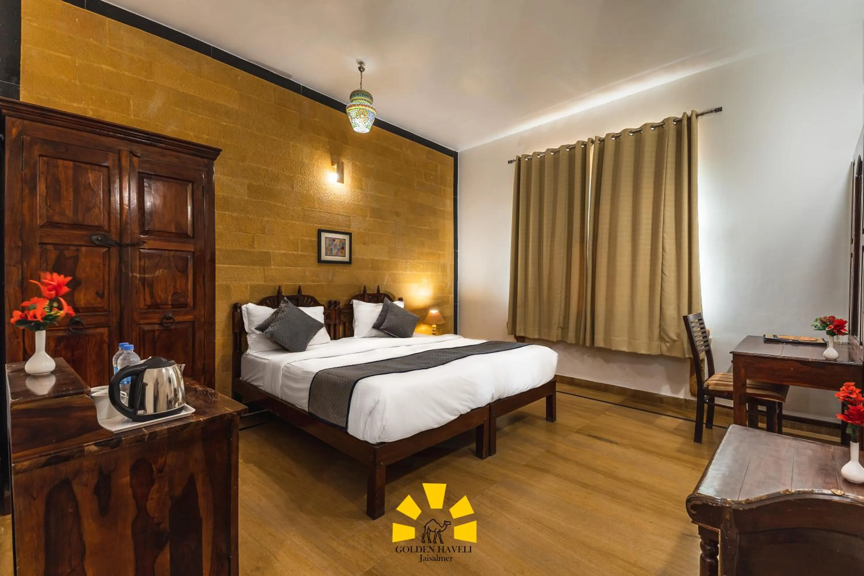 Bed in Hotel Golden Haveli