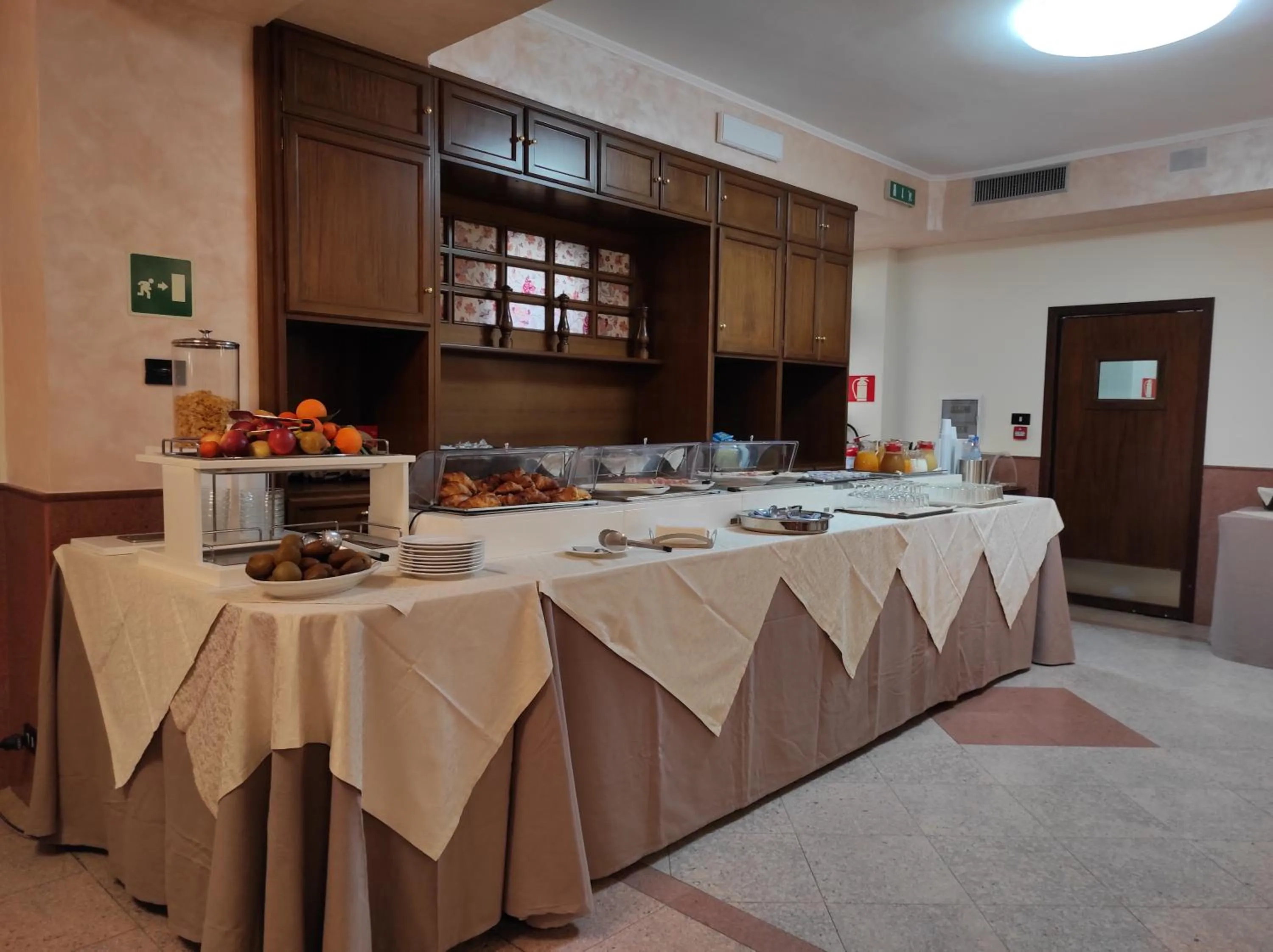 Buffet breakfast in Il Nocchiero City Hotel