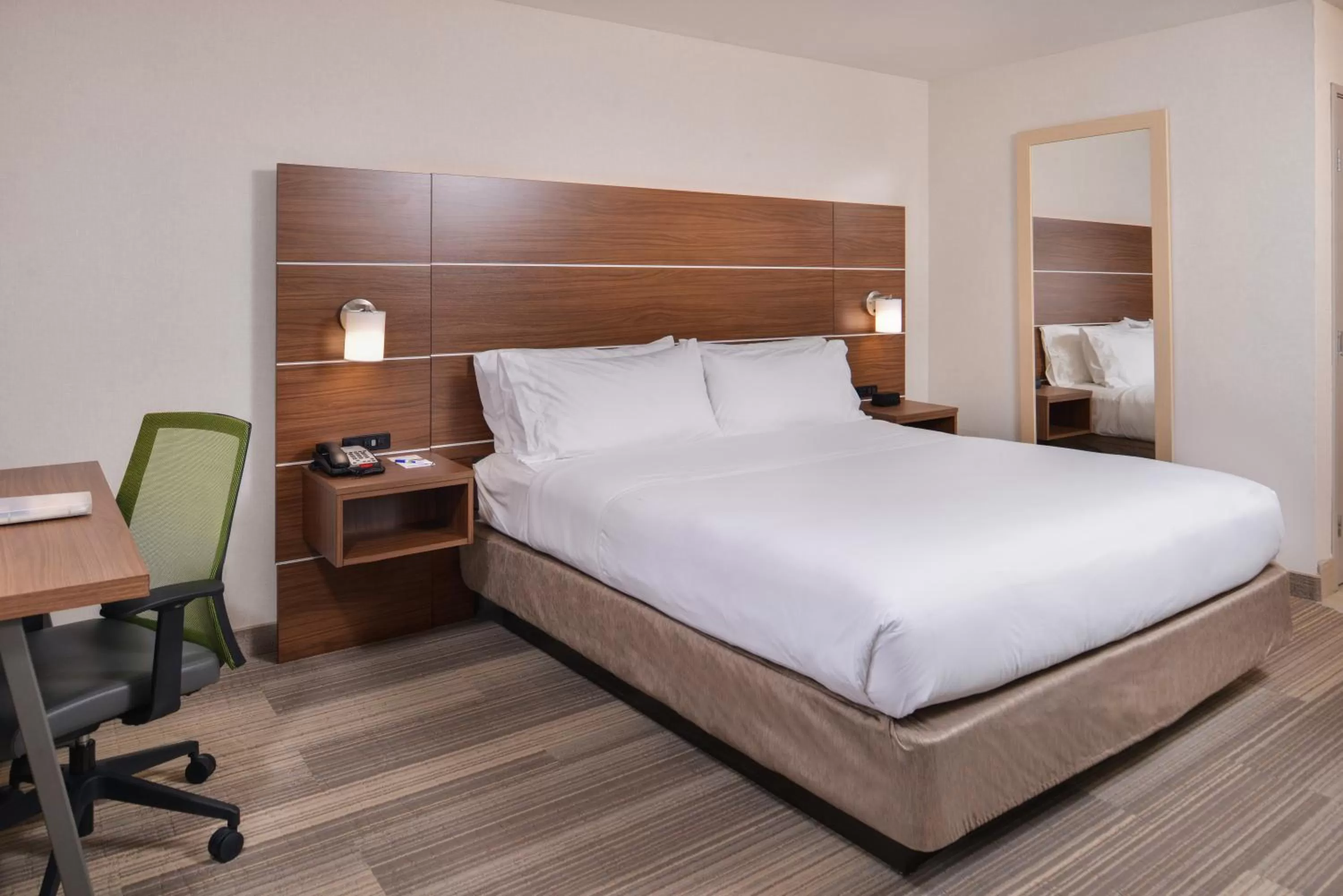 Photo of the whole room, Bed in Holiday Inn Express Westley by IHG