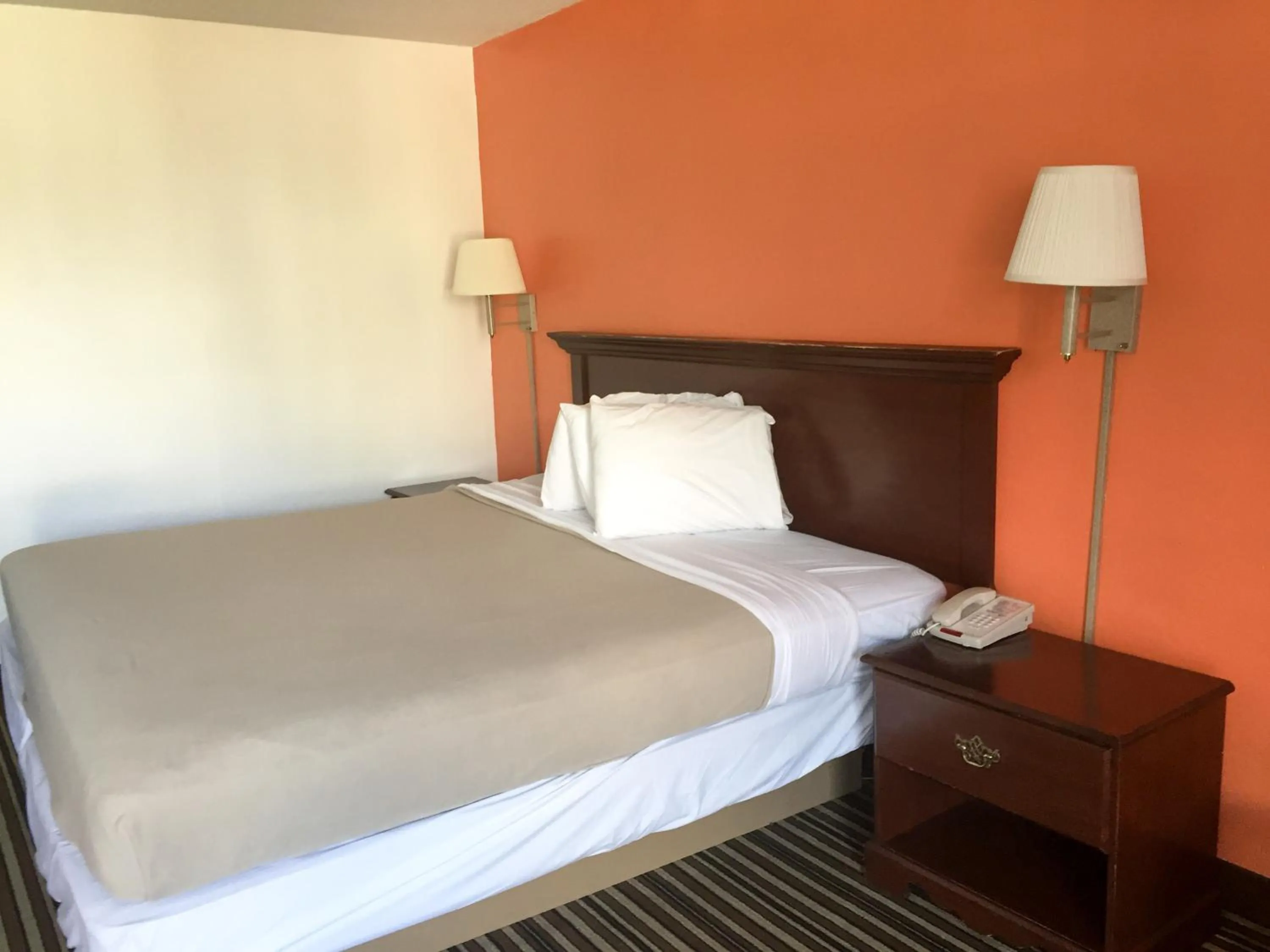 Bedroom, Bed in Econo Lodge Yemassee