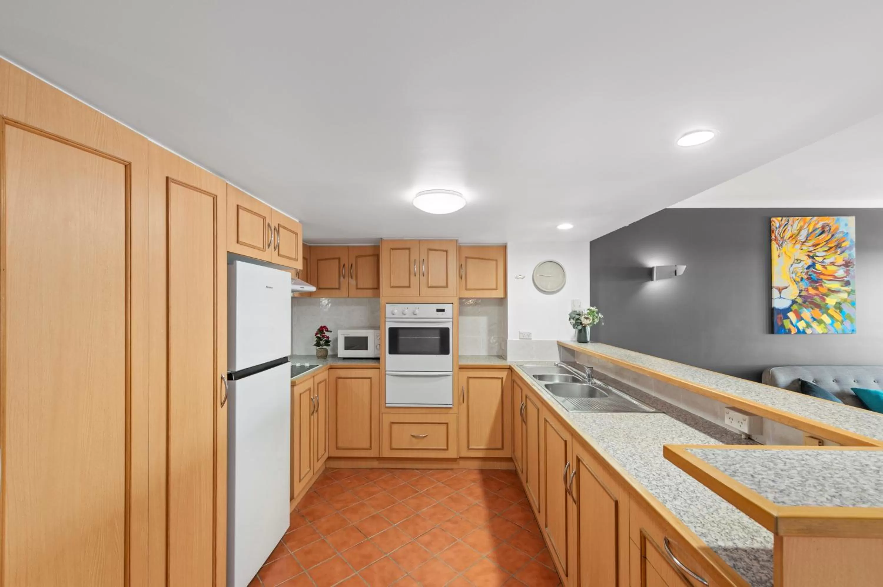 Kitchen or kitchenette in Villa Vaucluse Apartments