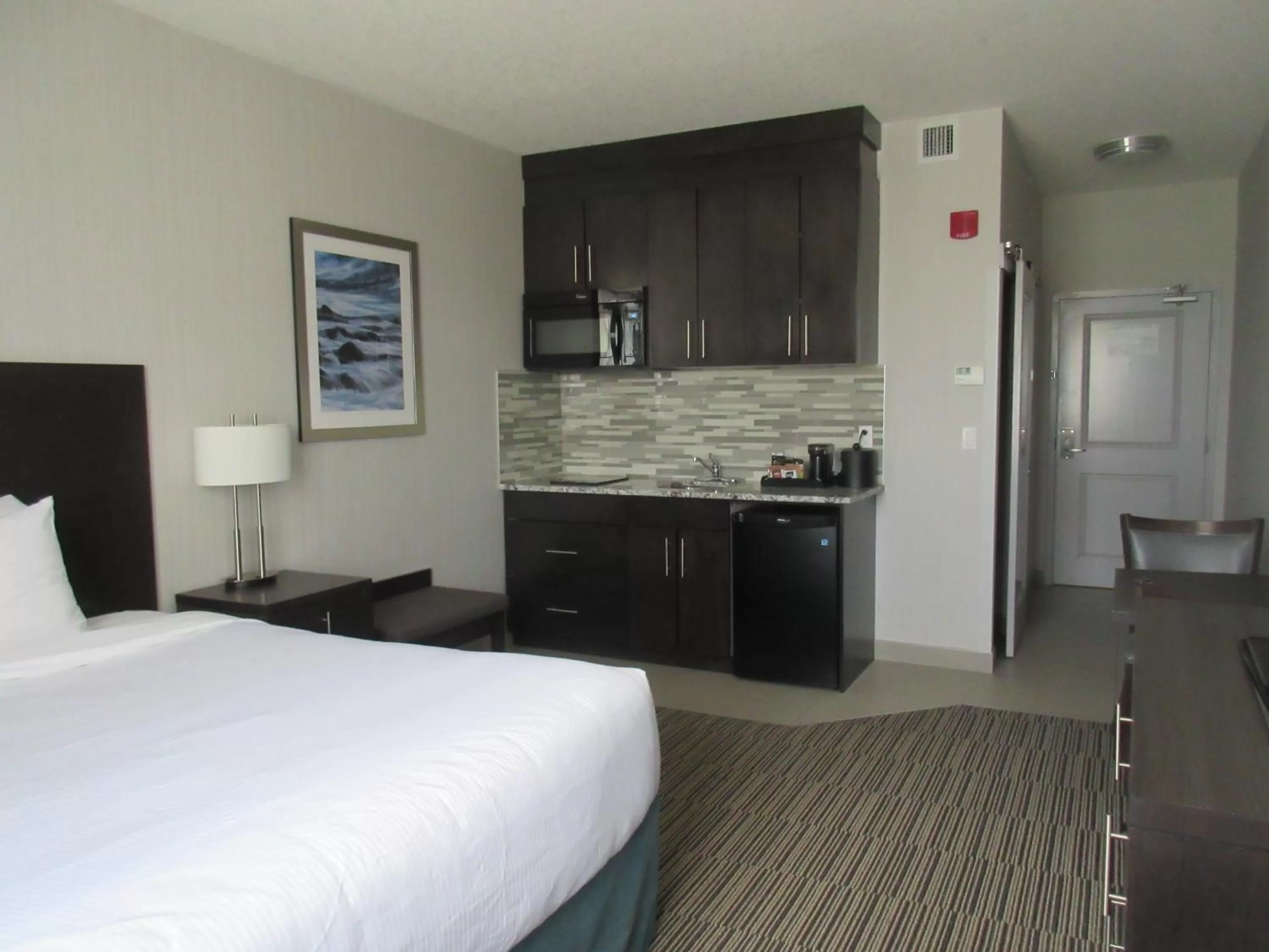 Kitchen or kitchenette, Bed in Best Western Plus Airdrie Gateway