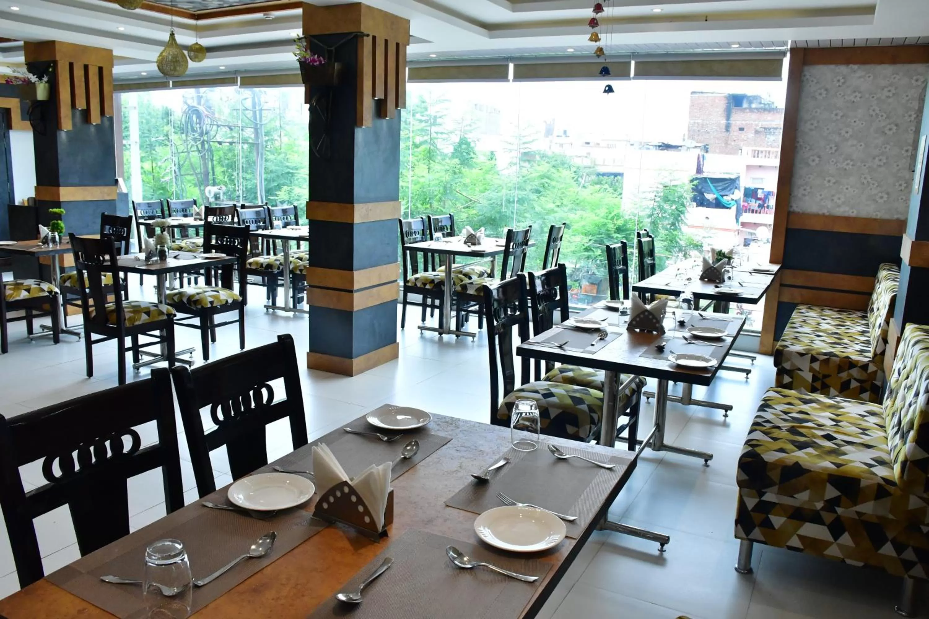 Restaurant/places to eat in Hotel Yatharth Inn