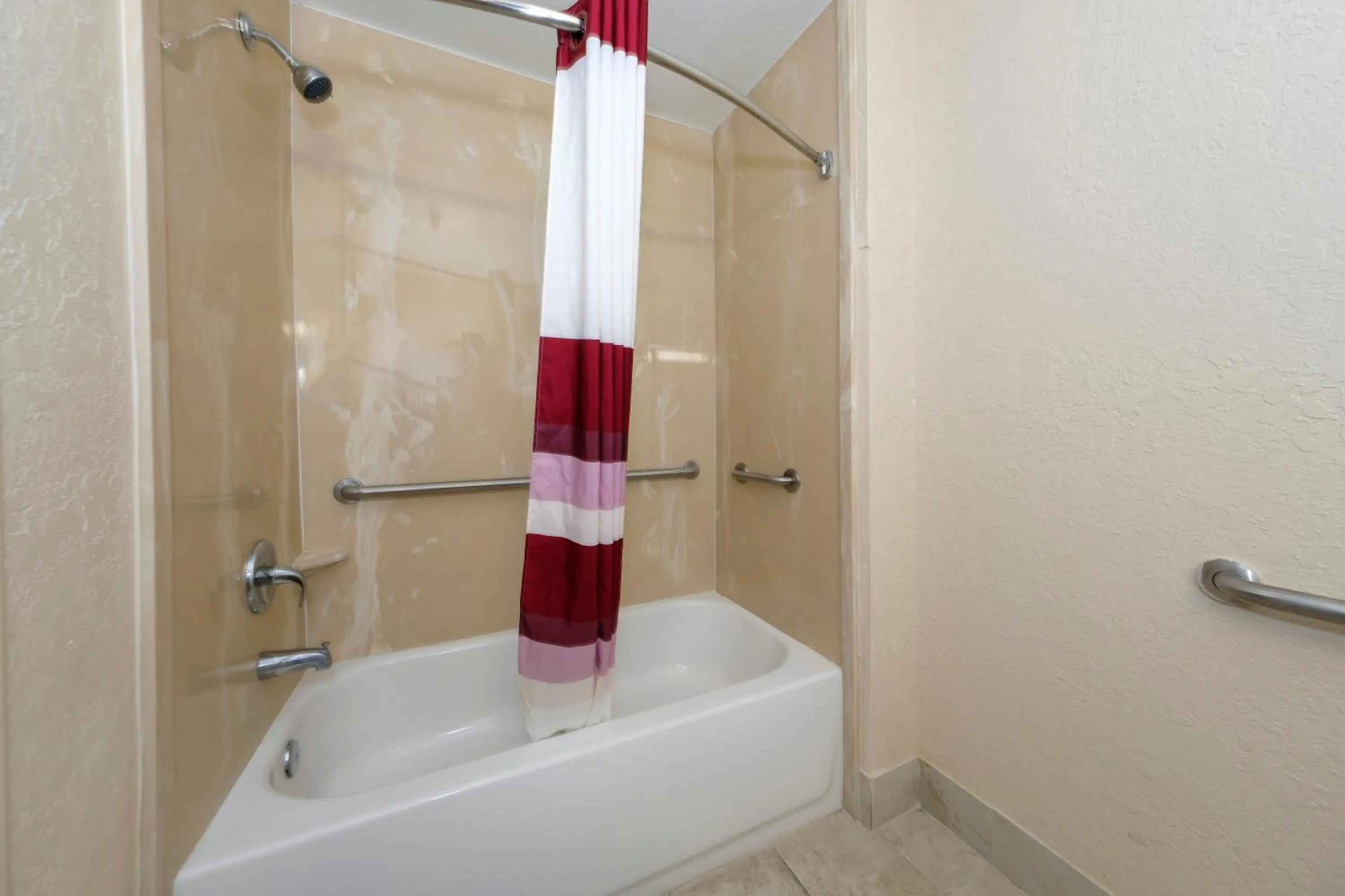 Bathroom in Red Roof Inn Jacksonville - Cruise Port