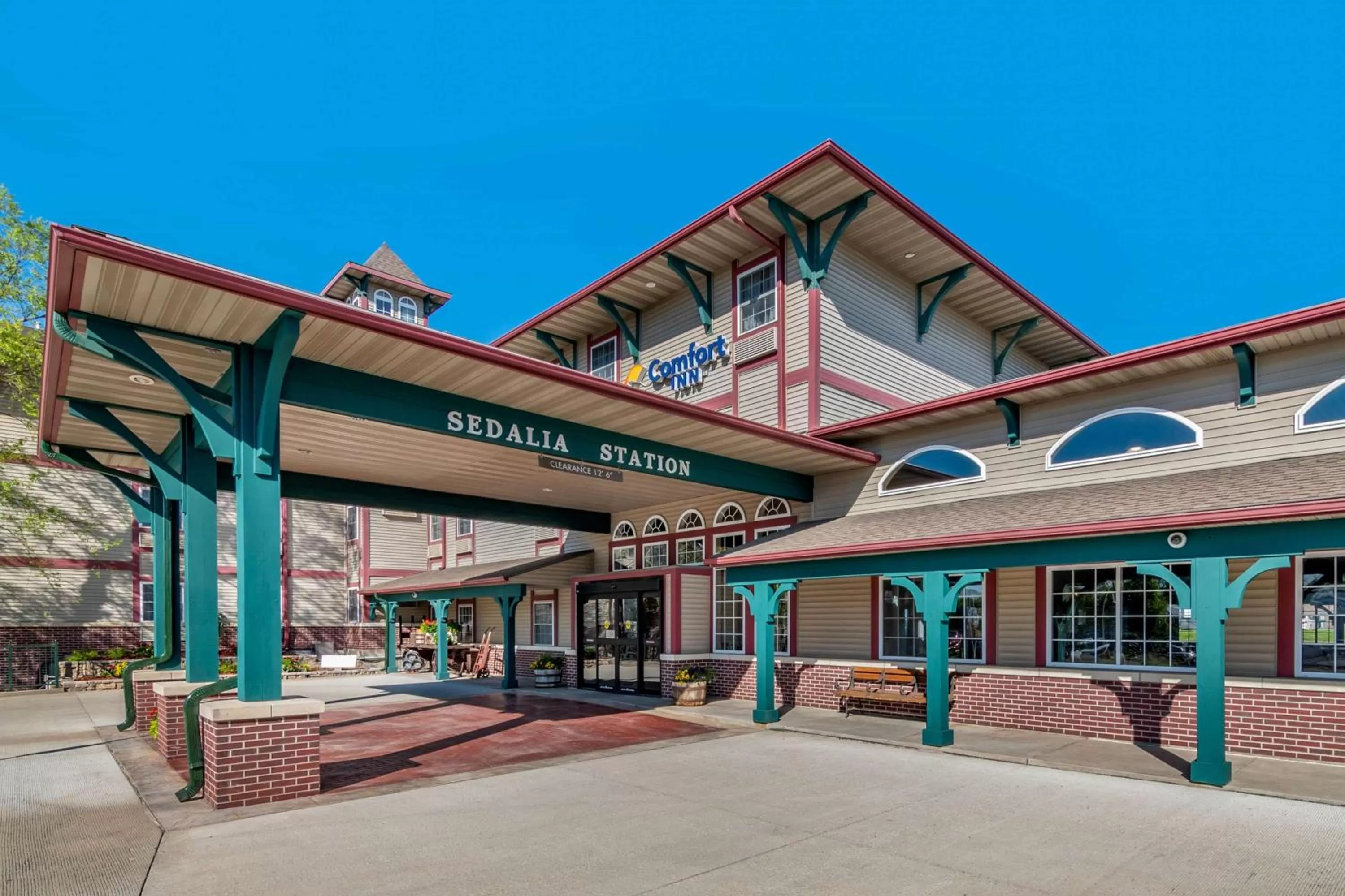 Property building in Comfort Inn Sedalia Station