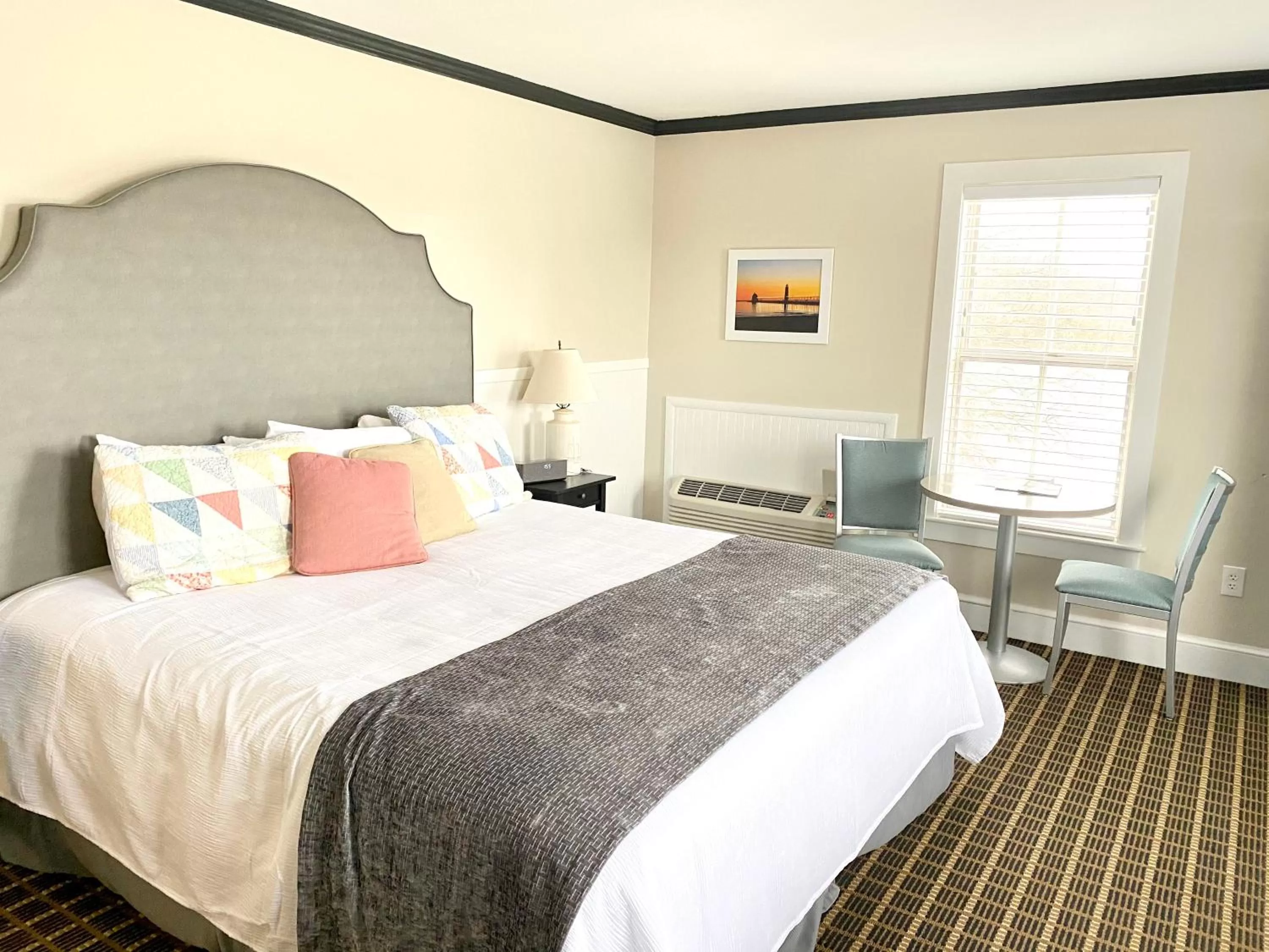 Bed in Harbor House Inn