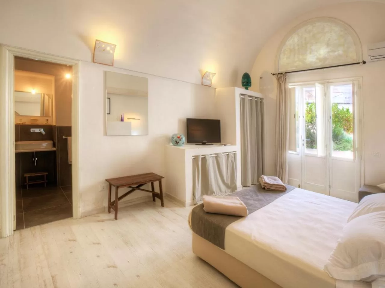 Photo of the whole room, Bed in Miro B&B