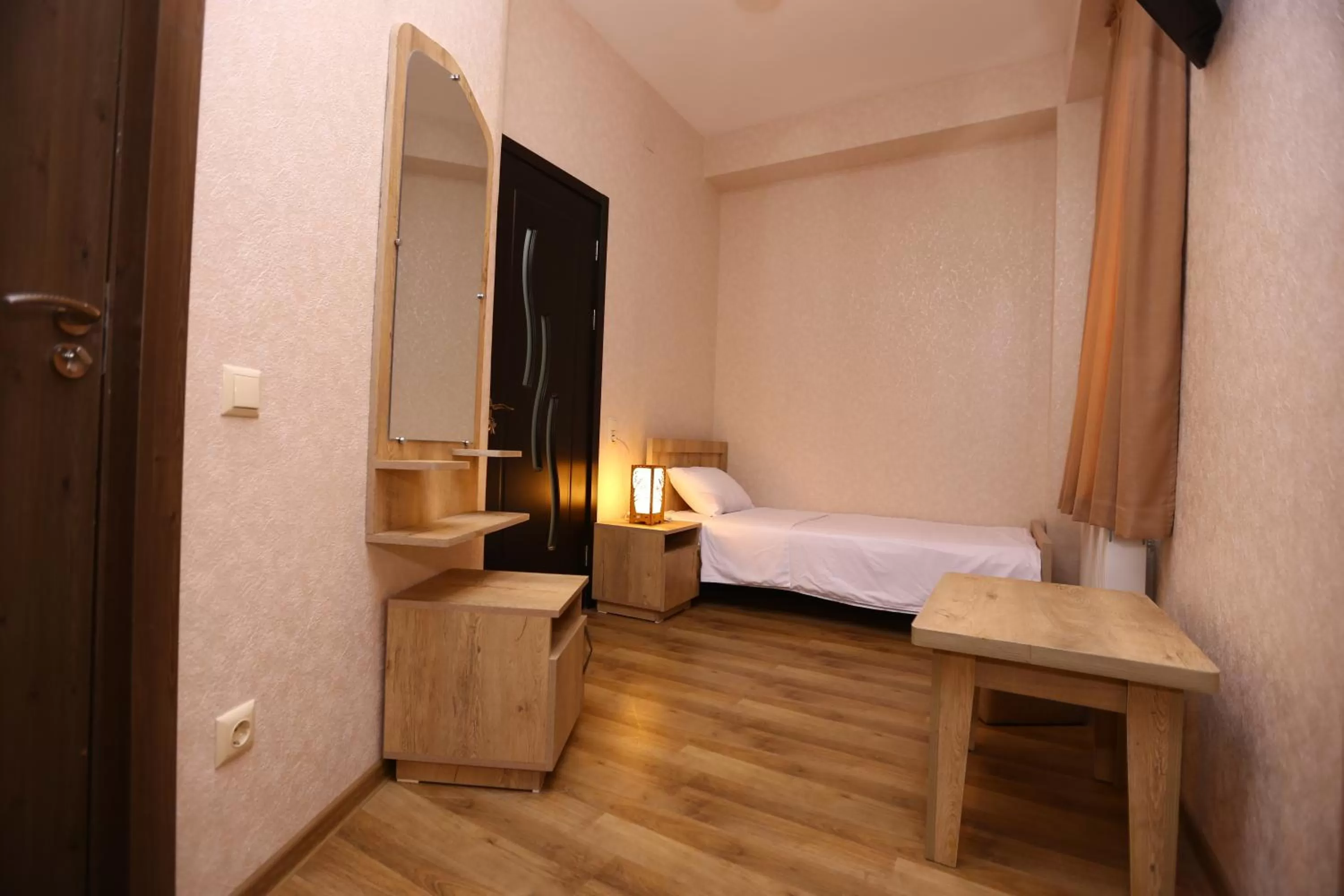 Street view, Bed in Hotel Traveler