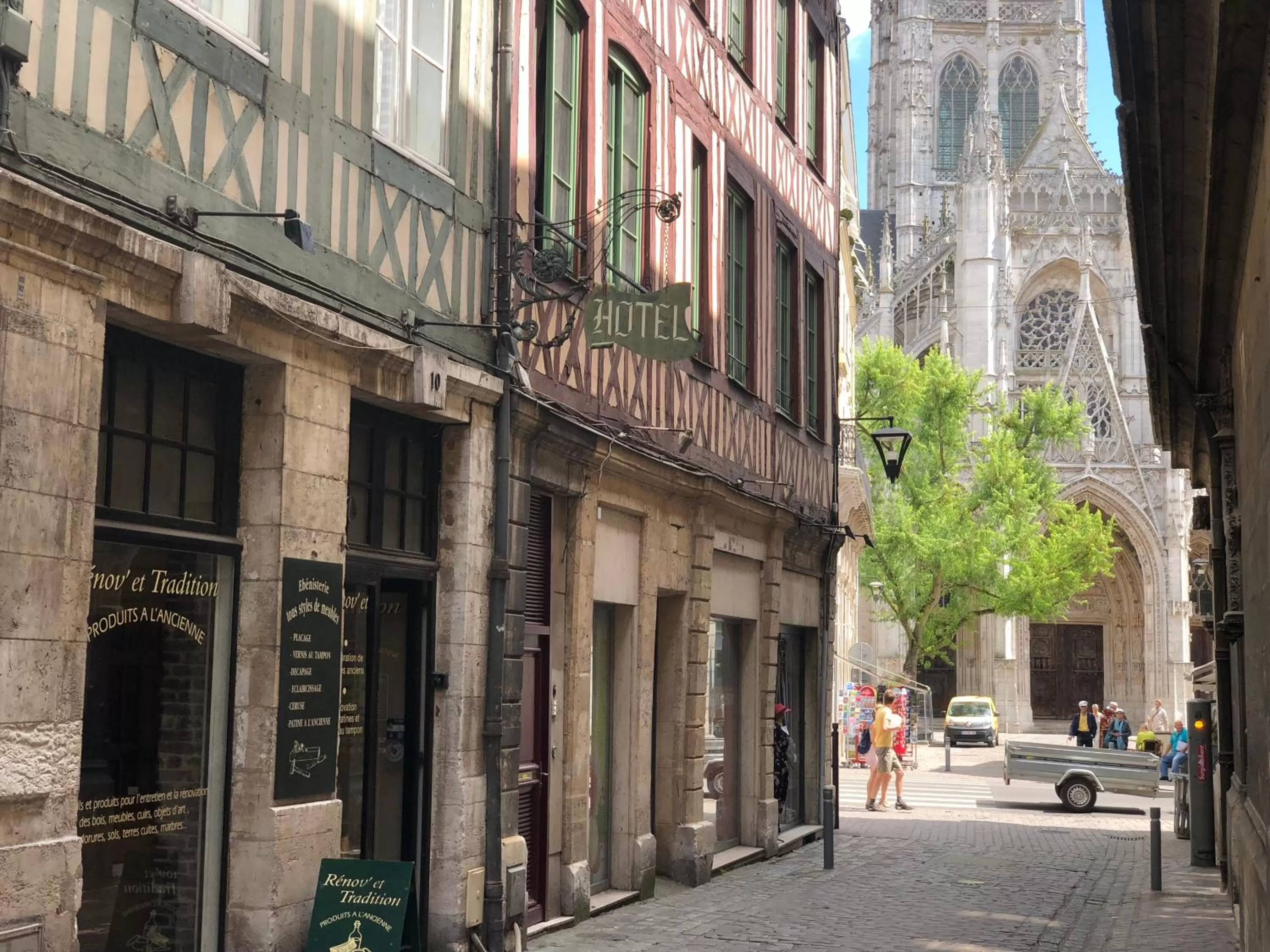 Street view in Hôtel De La Cathédrale