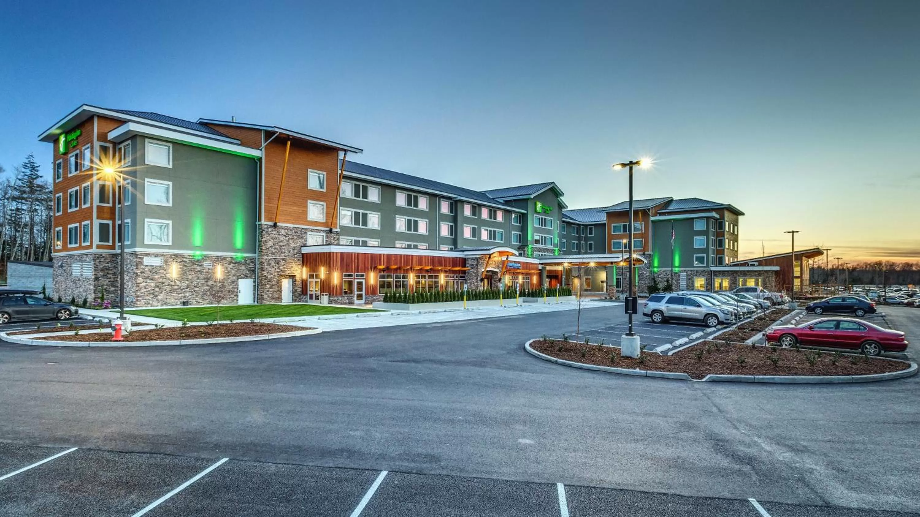 Property building in Holiday Inn & Suites Bellingham by IHG