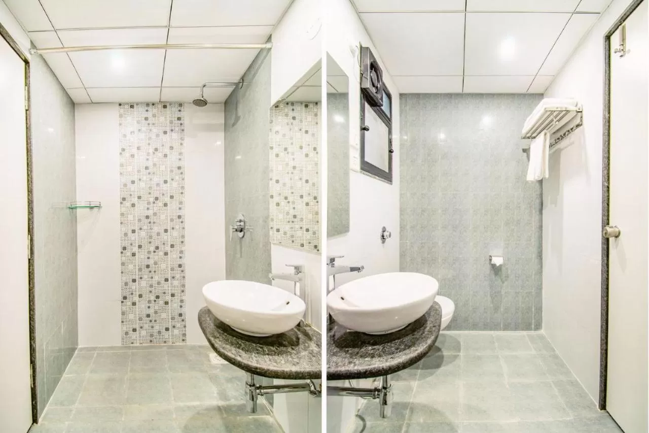 Shower in Magnus Square Business Hotel near Pune Airport