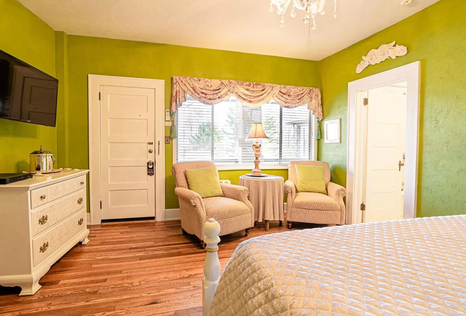 Seating area, Bed in Echo Mountain Inn