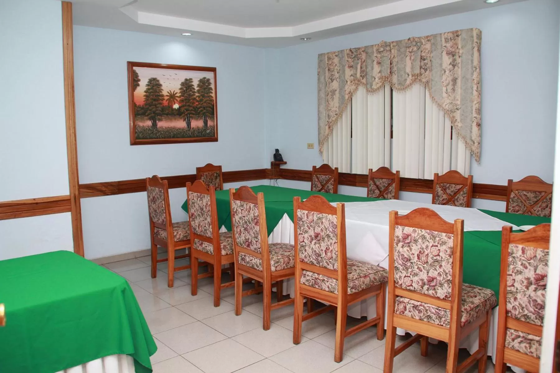 Business facilities, Restaurant/Places to Eat in Hotel Iberia